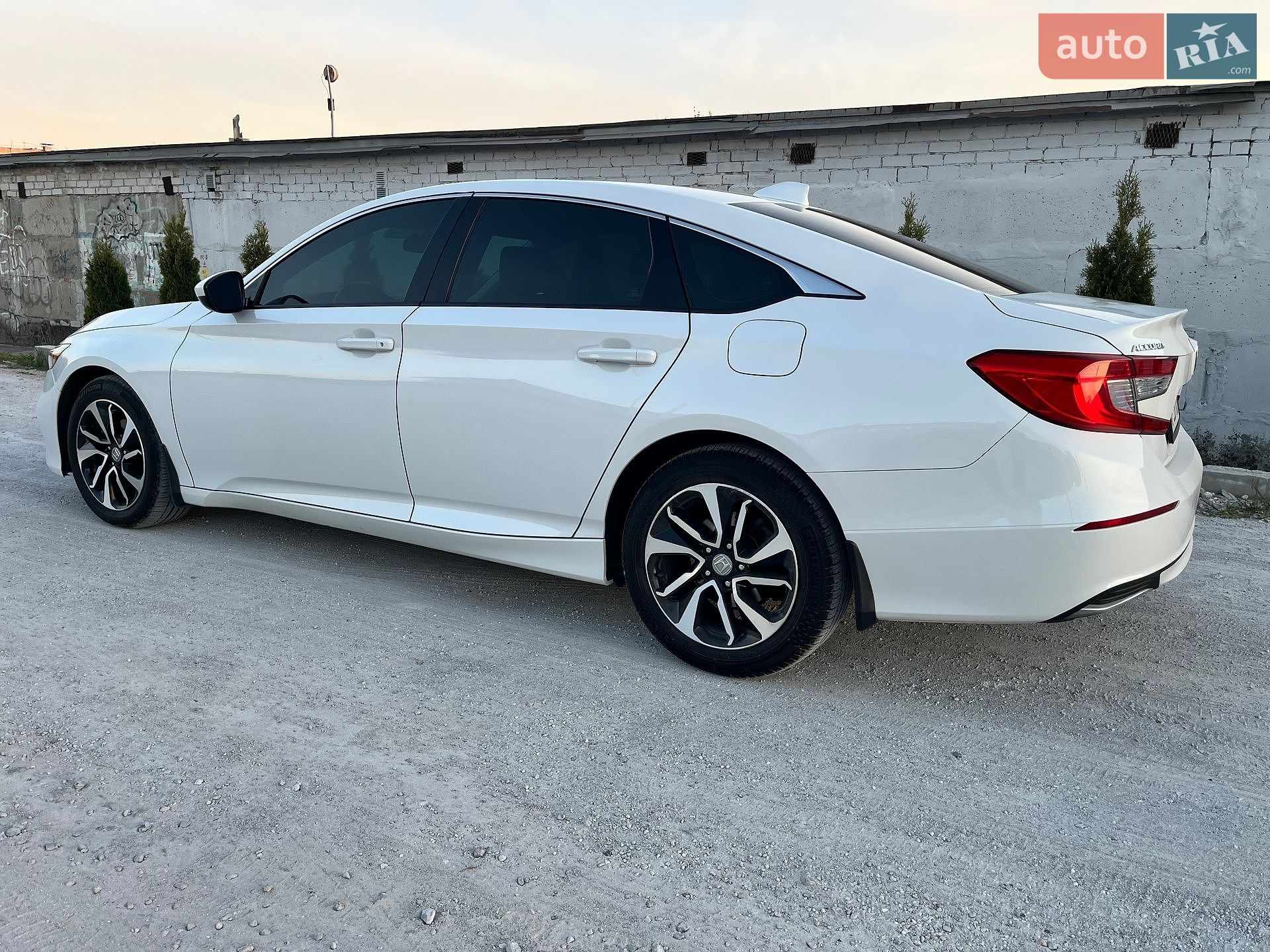 Honda Accord 2018 VIN 1HGCV1F16KA011927 фото оголошення 4 з 19