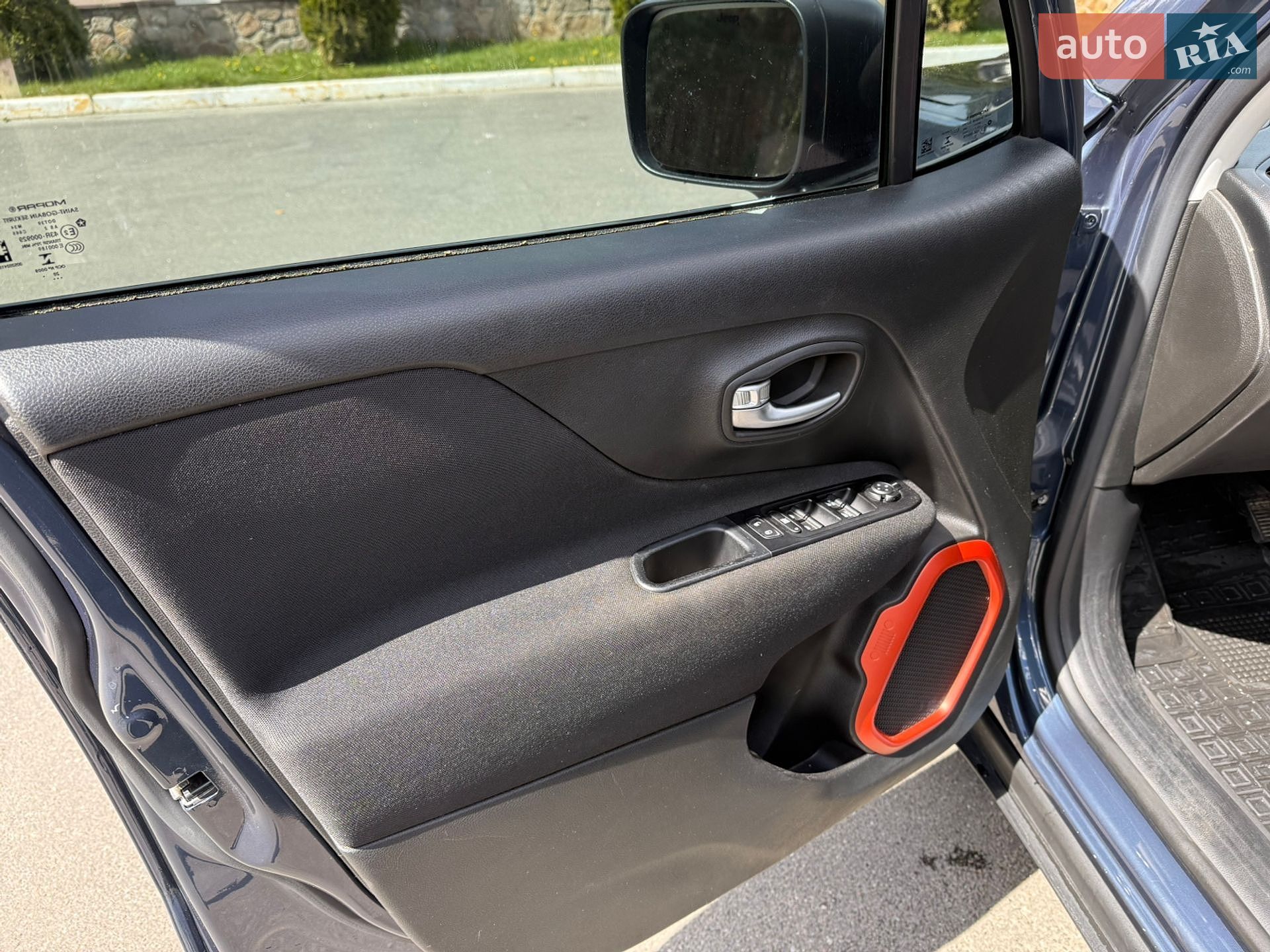 Jeep Renegade 2021 VIN ZACNJDAB5MPM69768 фото оголошення 17 з 36