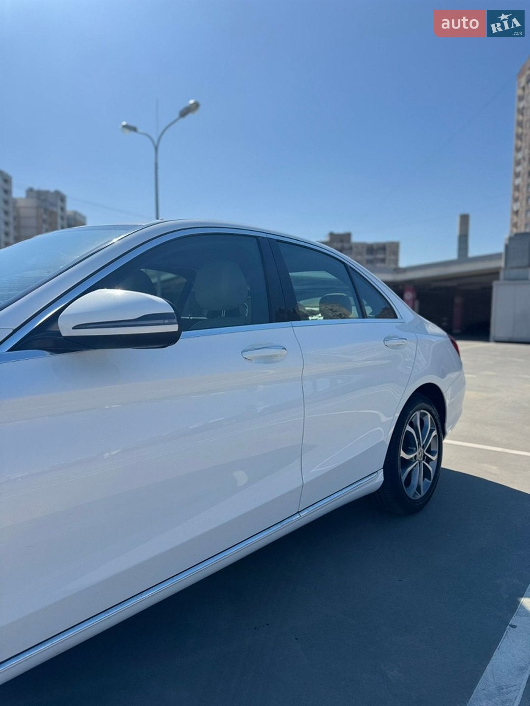 Mercedes-Benz C-Class 2017 VIN 55SWF4KB3JU245634 фото оголошення 2 з 15