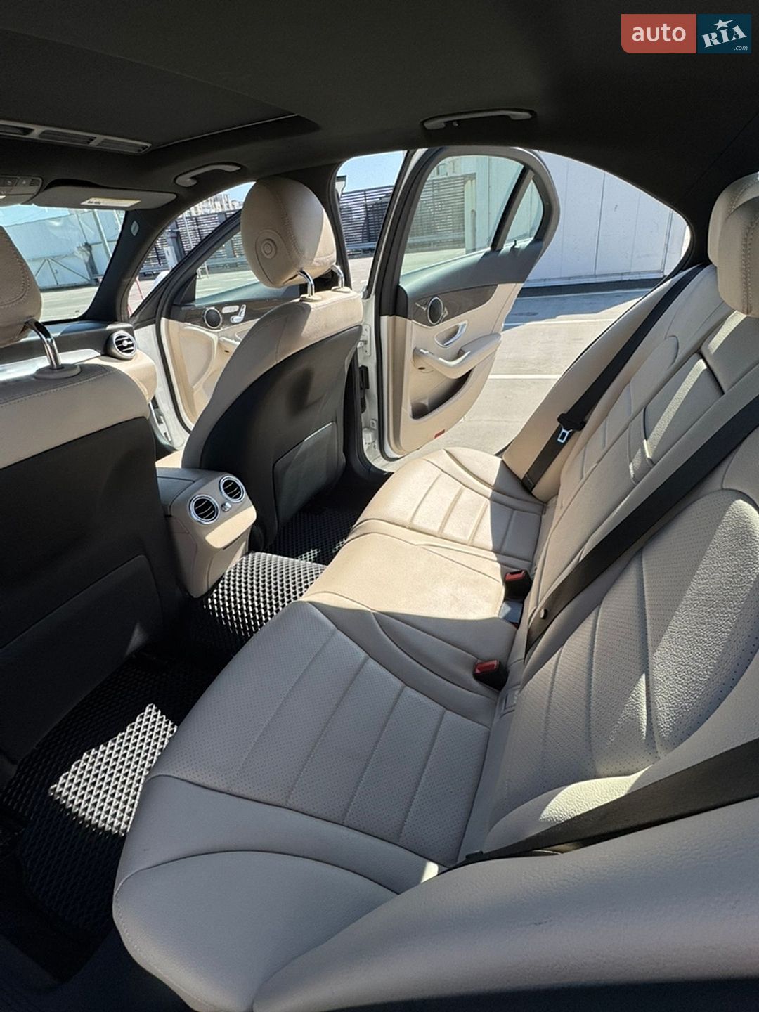 Mercedes-Benz C-Class 2017 VIN 55SWF4KB3JU245634 фото оголошення 11 з 15