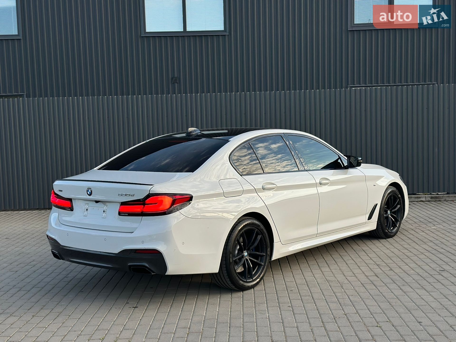 BMW 5 Series 2018 VIN WBAJD11000B199419 фото оголошення 14 з 36