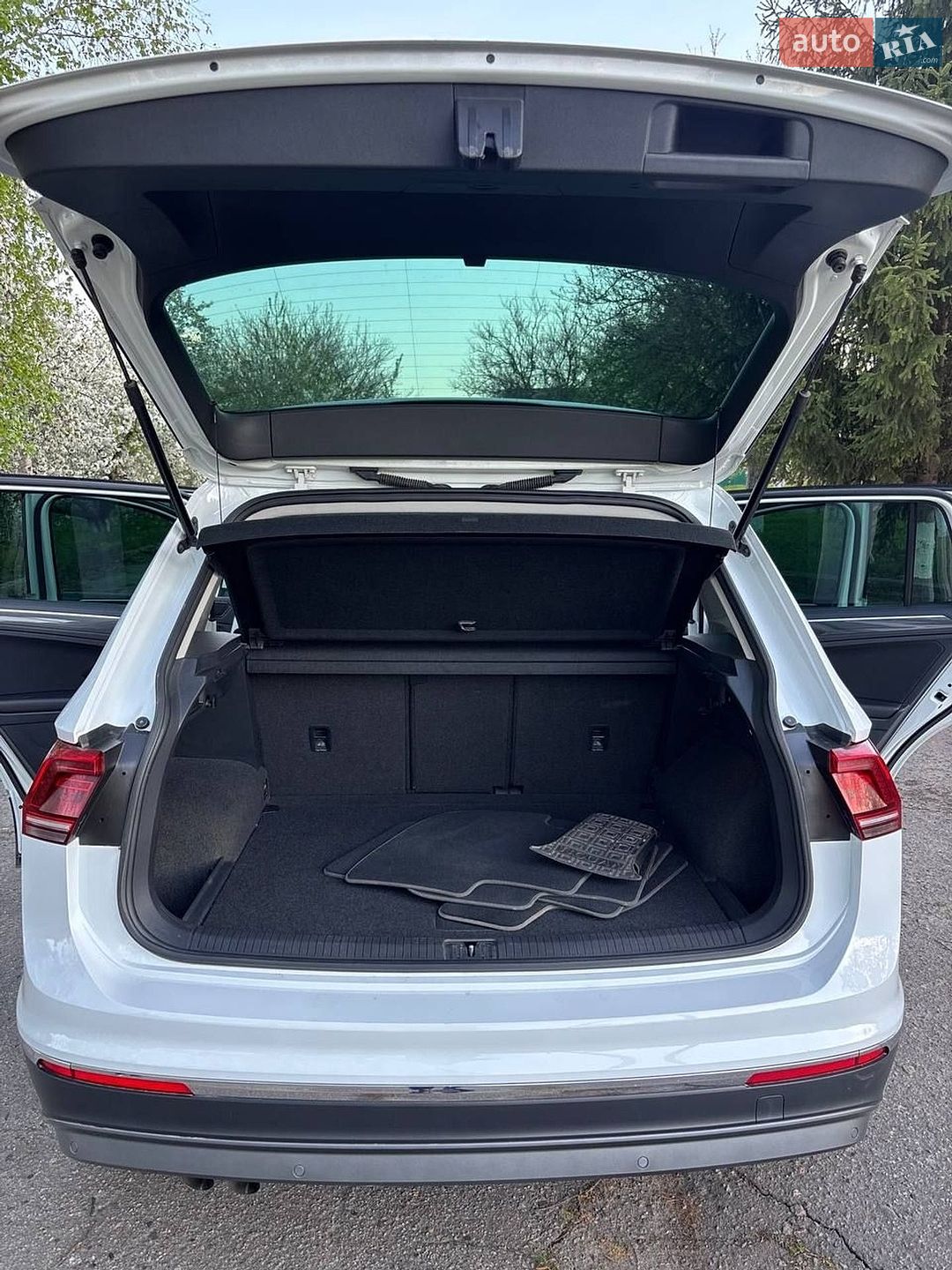 Volkswagen Tiguan 2018 VIN WVGZZZ5NZJW879974 фото оголошення 12 з 17