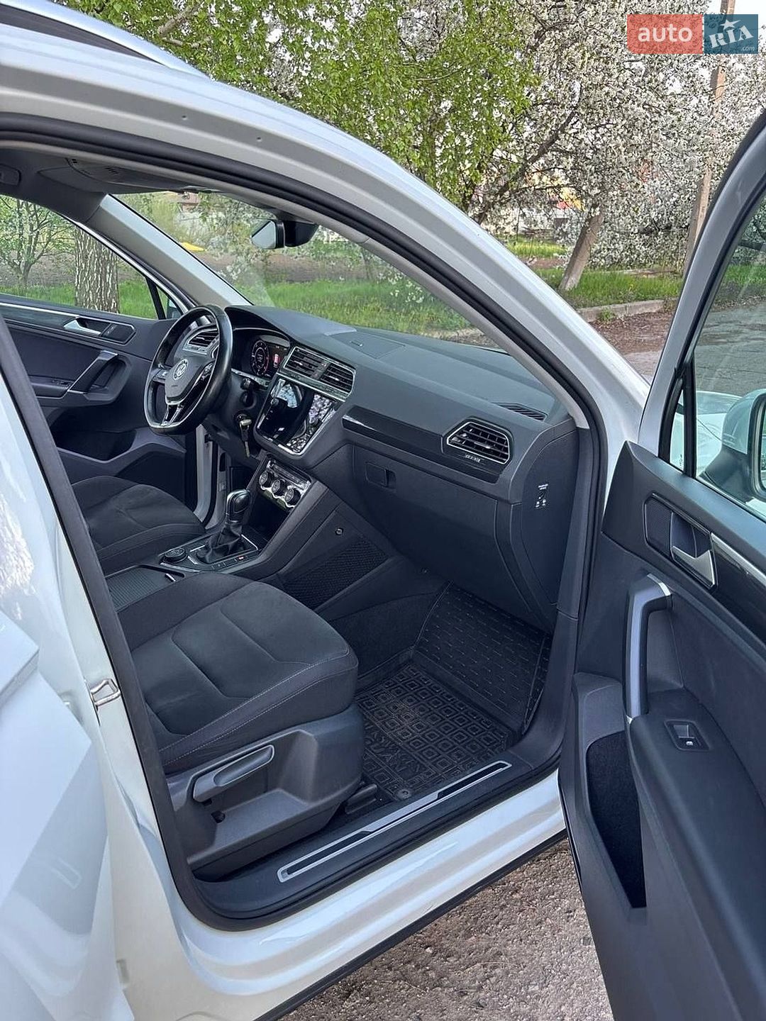 Volkswagen Tiguan 2018 VIN WVGZZZ5NZJW879974 фото оголошення 13 з 17