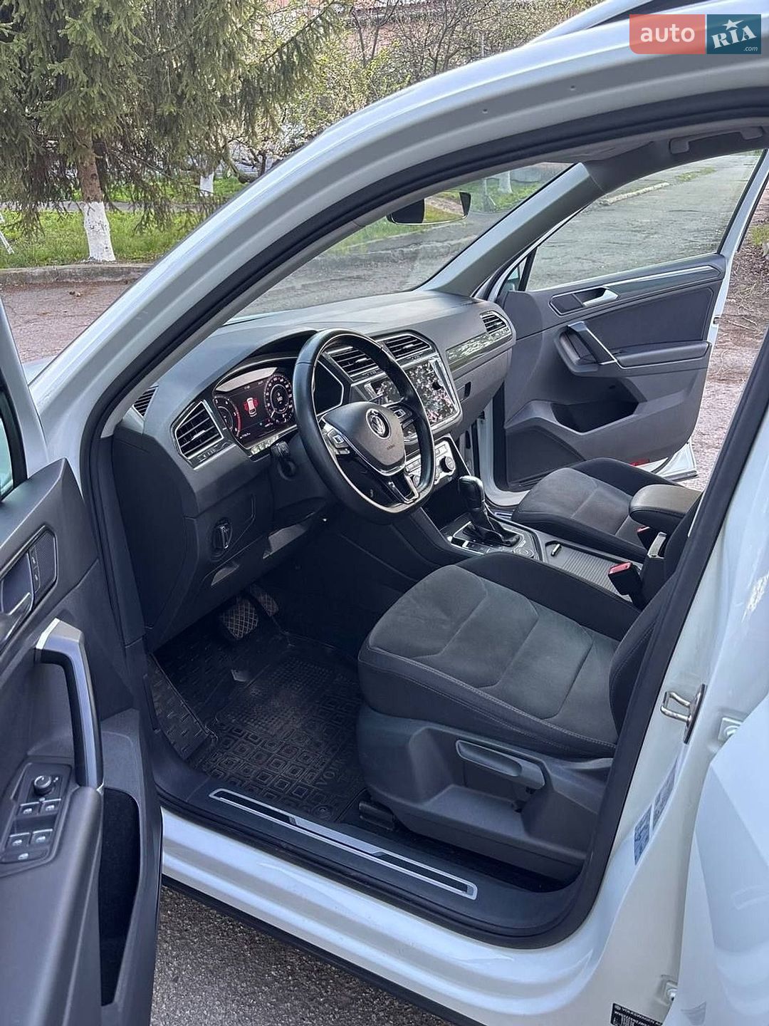 Volkswagen Tiguan 2018 VIN WVGZZZ5NZJW879974 фото оголошення 14 з 17