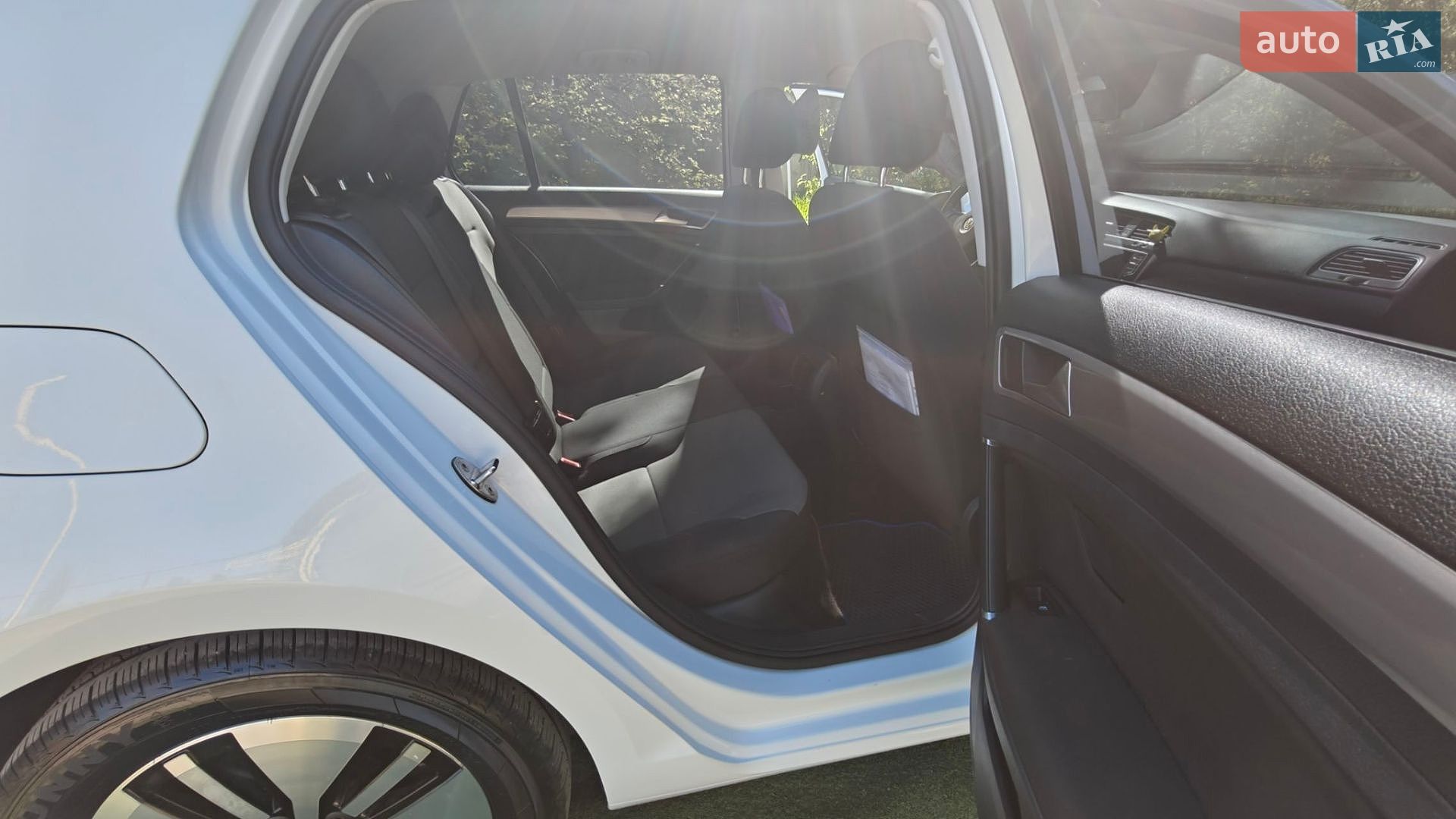 Volkswagen e-Golf 2016 VIN WVWKP7AU0GW917140 фото оголошення 13 з 19
