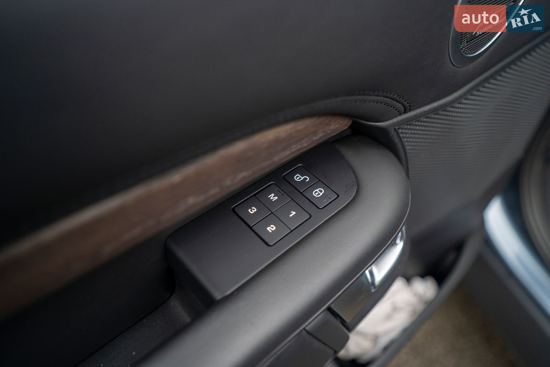 Land Rover Discovery 2019 VIN SALRT2RV1L2416052 фото оголошення 3 з 39