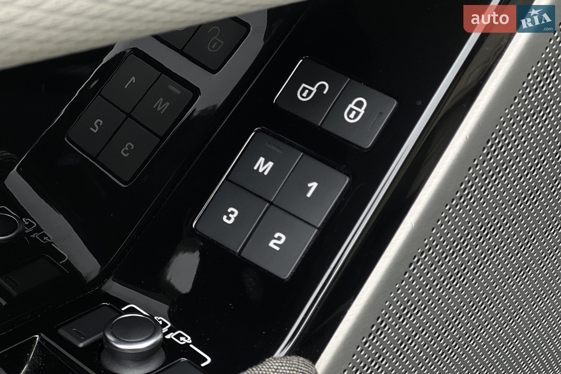 Land Rover Range Rover Velar 2018 VIN SALYM2RV8JA753961 фото оголошення 19 з 30