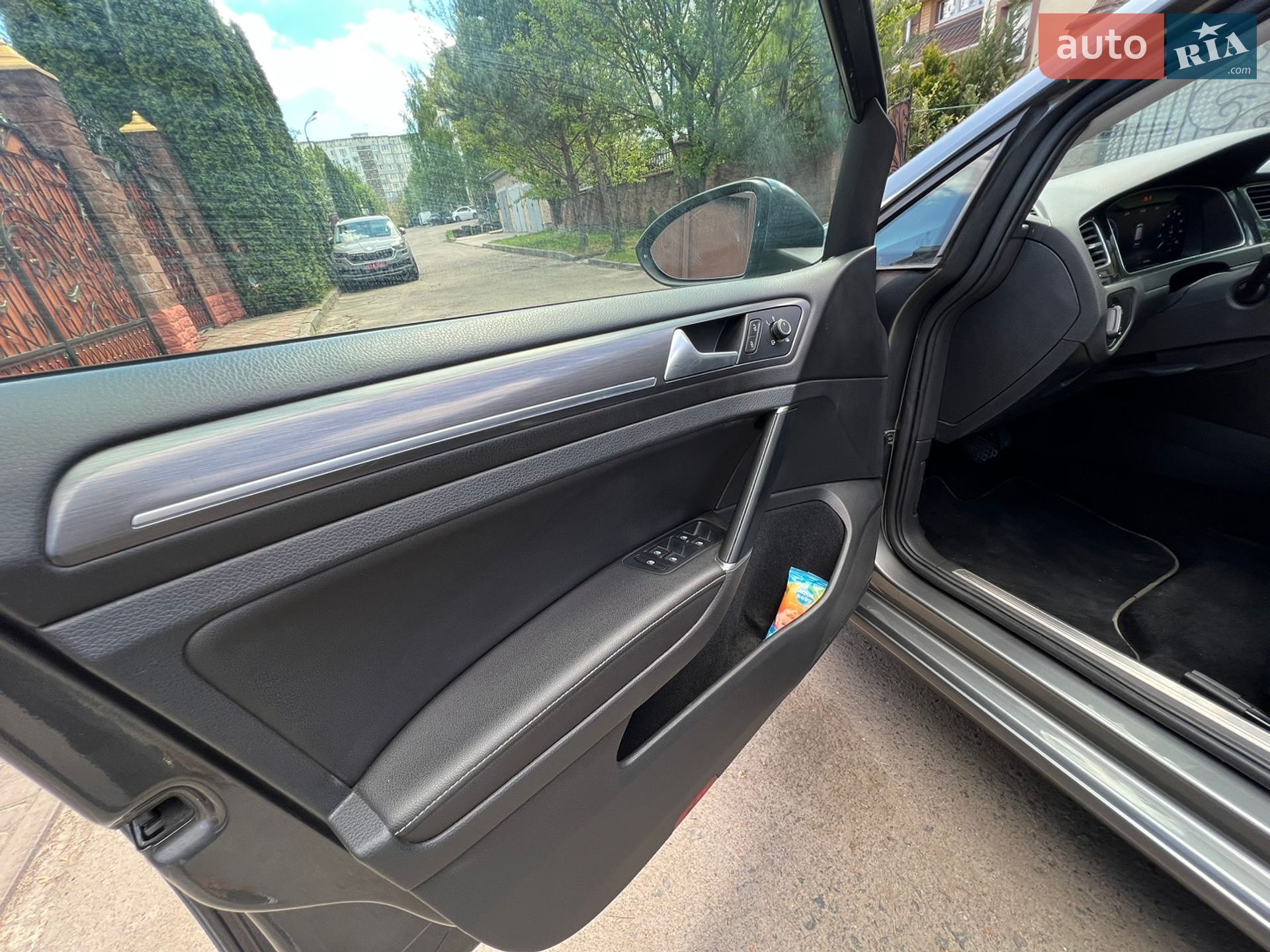 Volkswagen e-Golf 2017 VIN WVWZZZAUZHW952477 фото оголошення 15 з 30