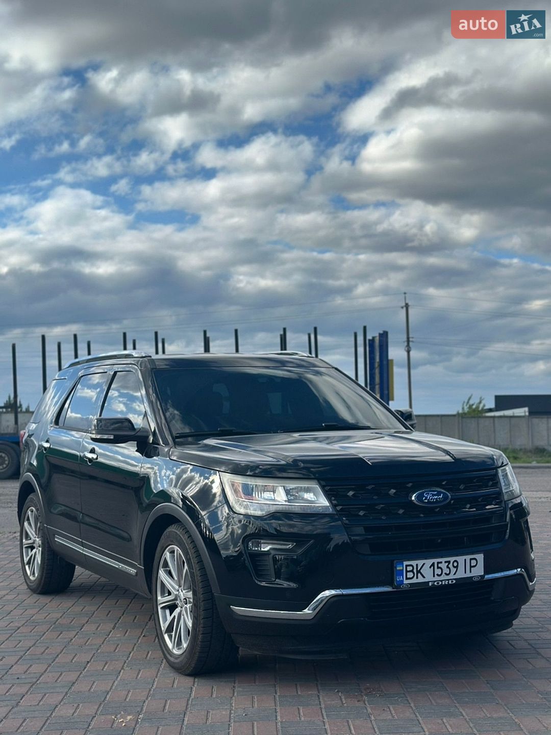 Ford Explorer 2017 VIN 1FM5K7F8XHGC07077 фото оголошення 2 з 12