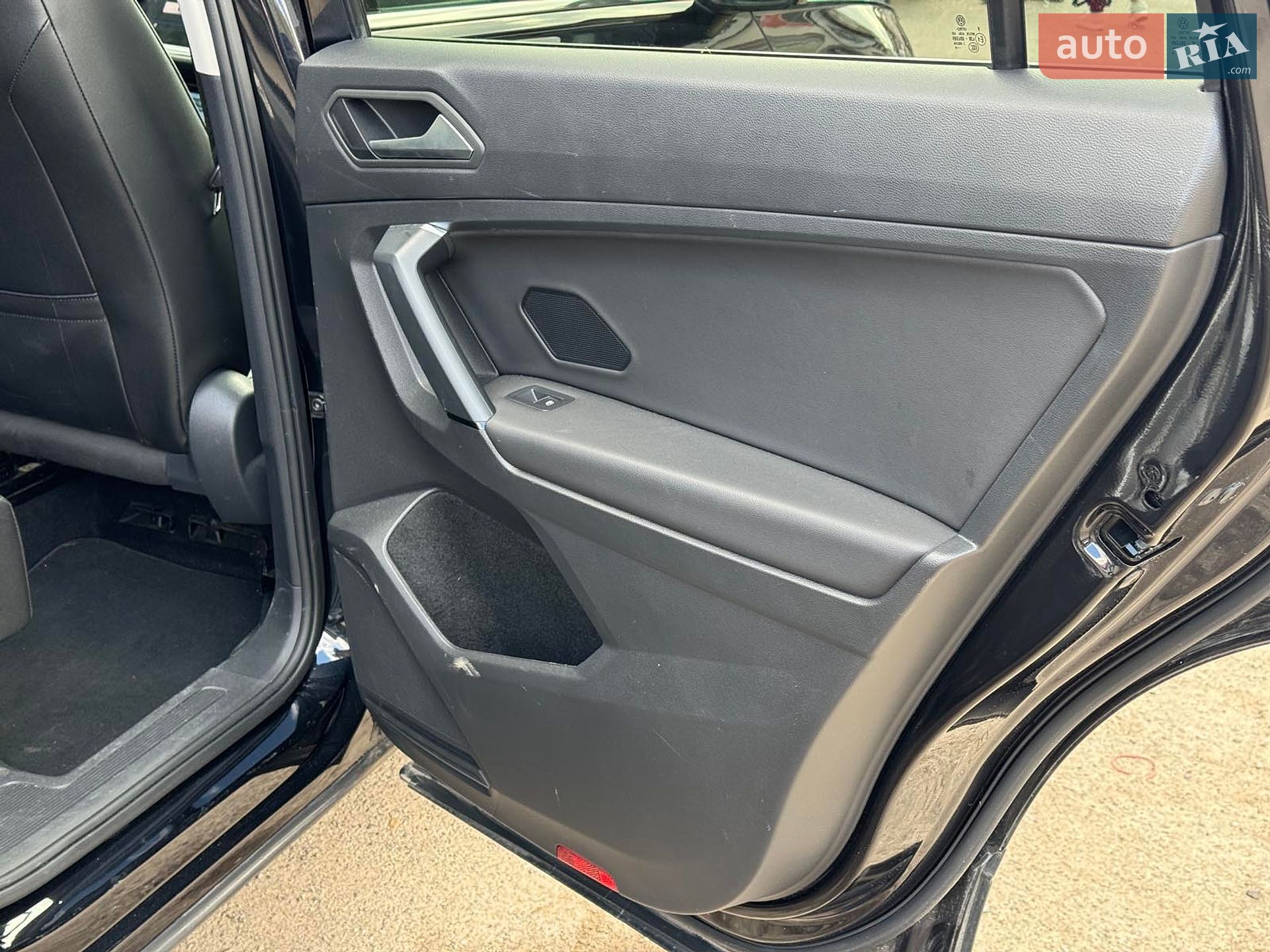VOLKSWAGEN TIGUAN 2019 VIN 3VV2B7AX4KM146023 фото оголошення 23 з 35