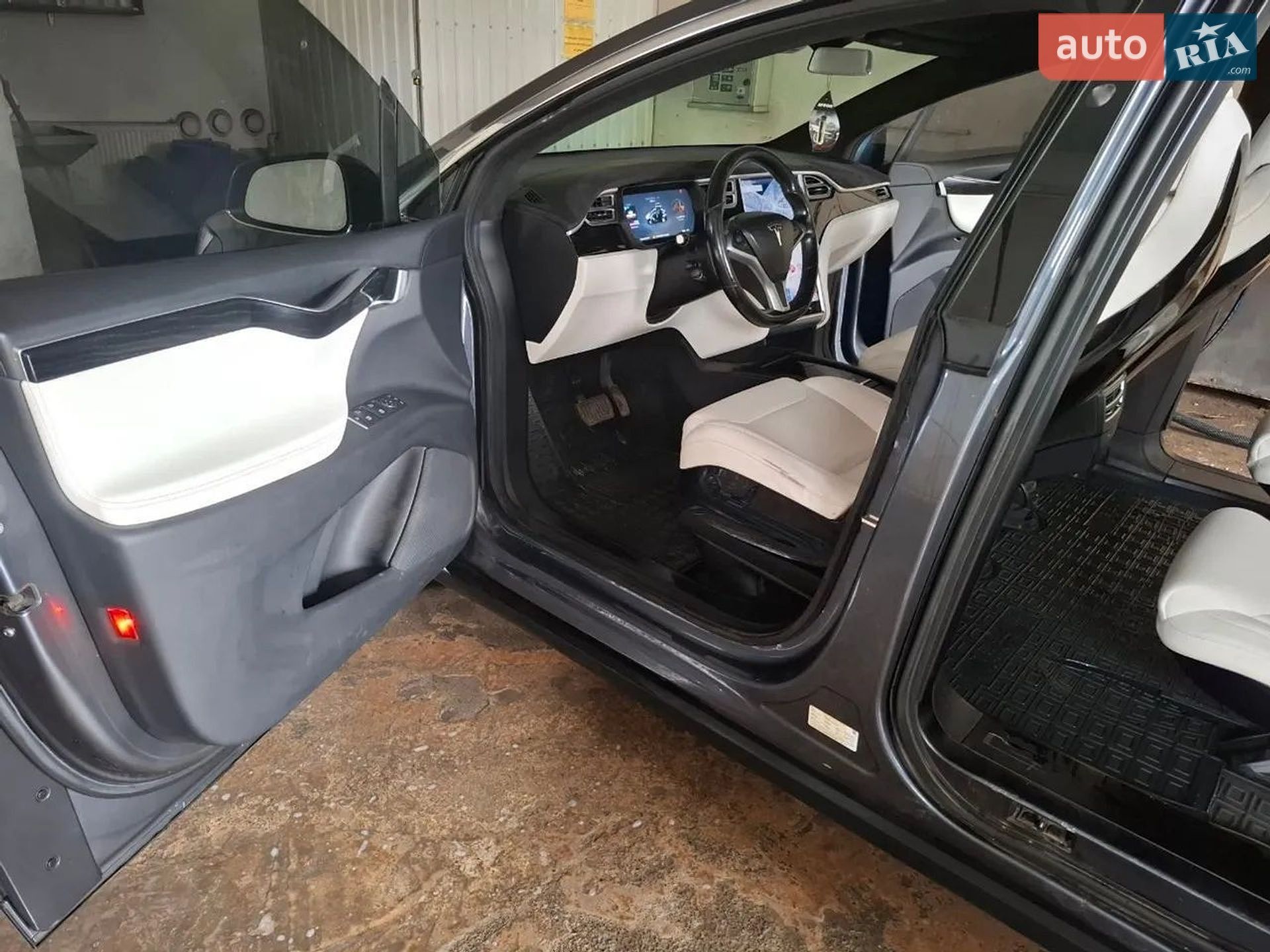 Tesla Model X 2017 VIN 5YJXCBE20HF041401 фото оголошення 2 з 6