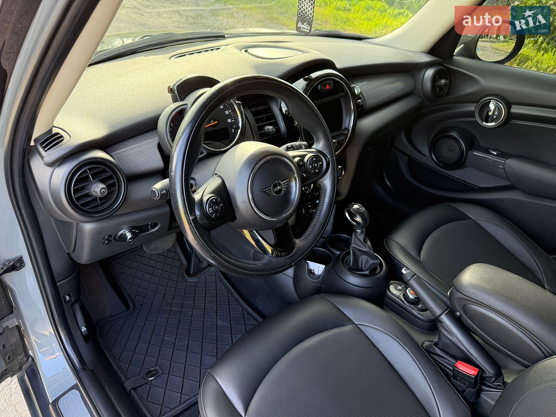 MINI Cooper 2019 VIN WMWXU1C5XK2J02989 фото оголошення 24 з 55