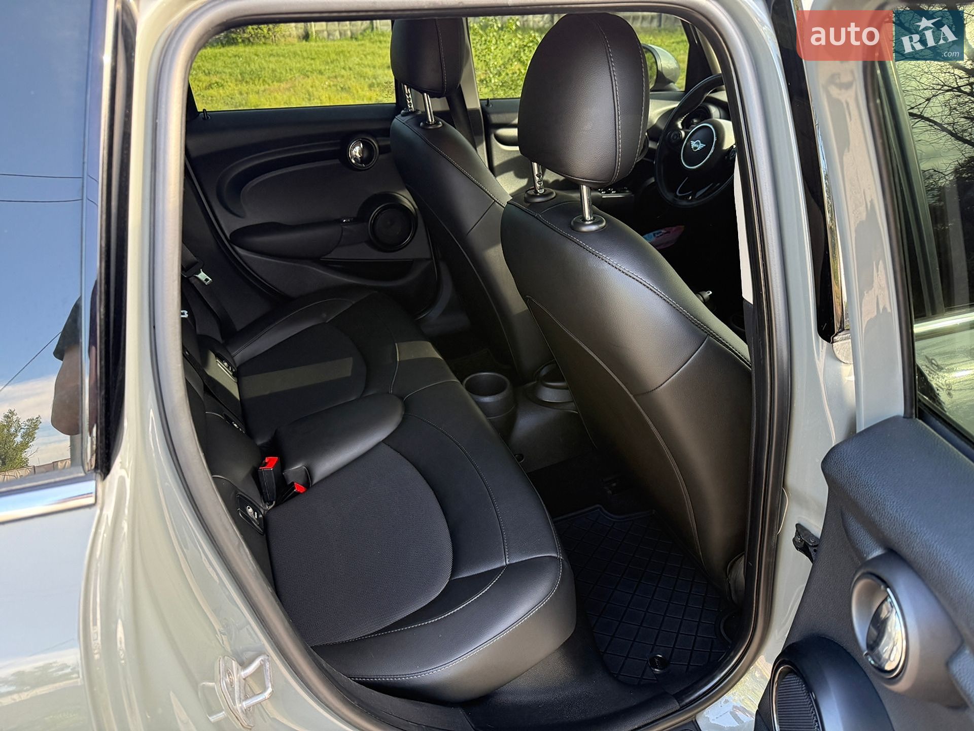 MINI Cooper 2019 VIN WMWXU1C5XK2J02989 фото оголошення 38 з 55