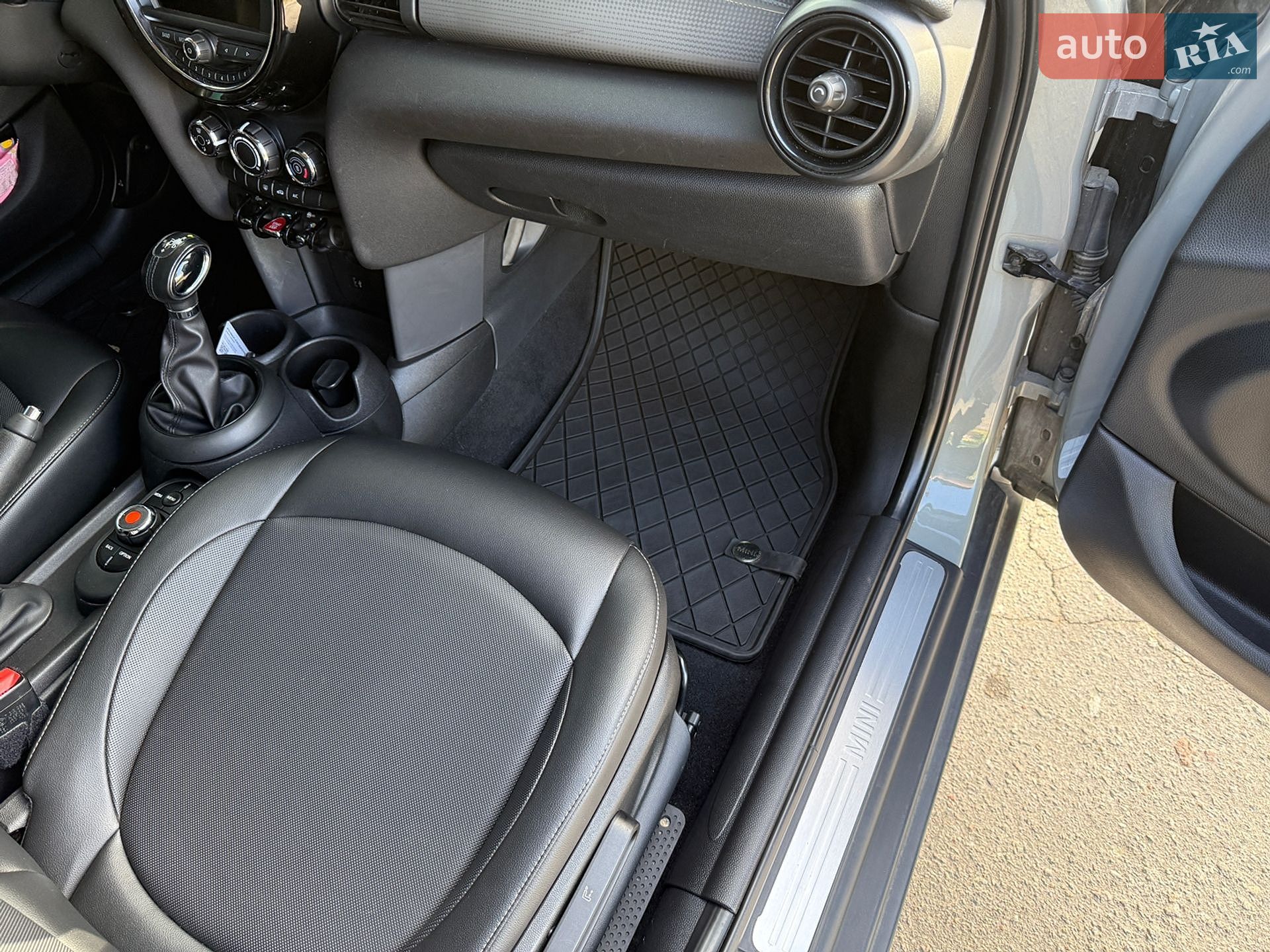 MINI Cooper 2019 VIN WMWXU1C5XK2J02989 фото оголошення 41 з 55