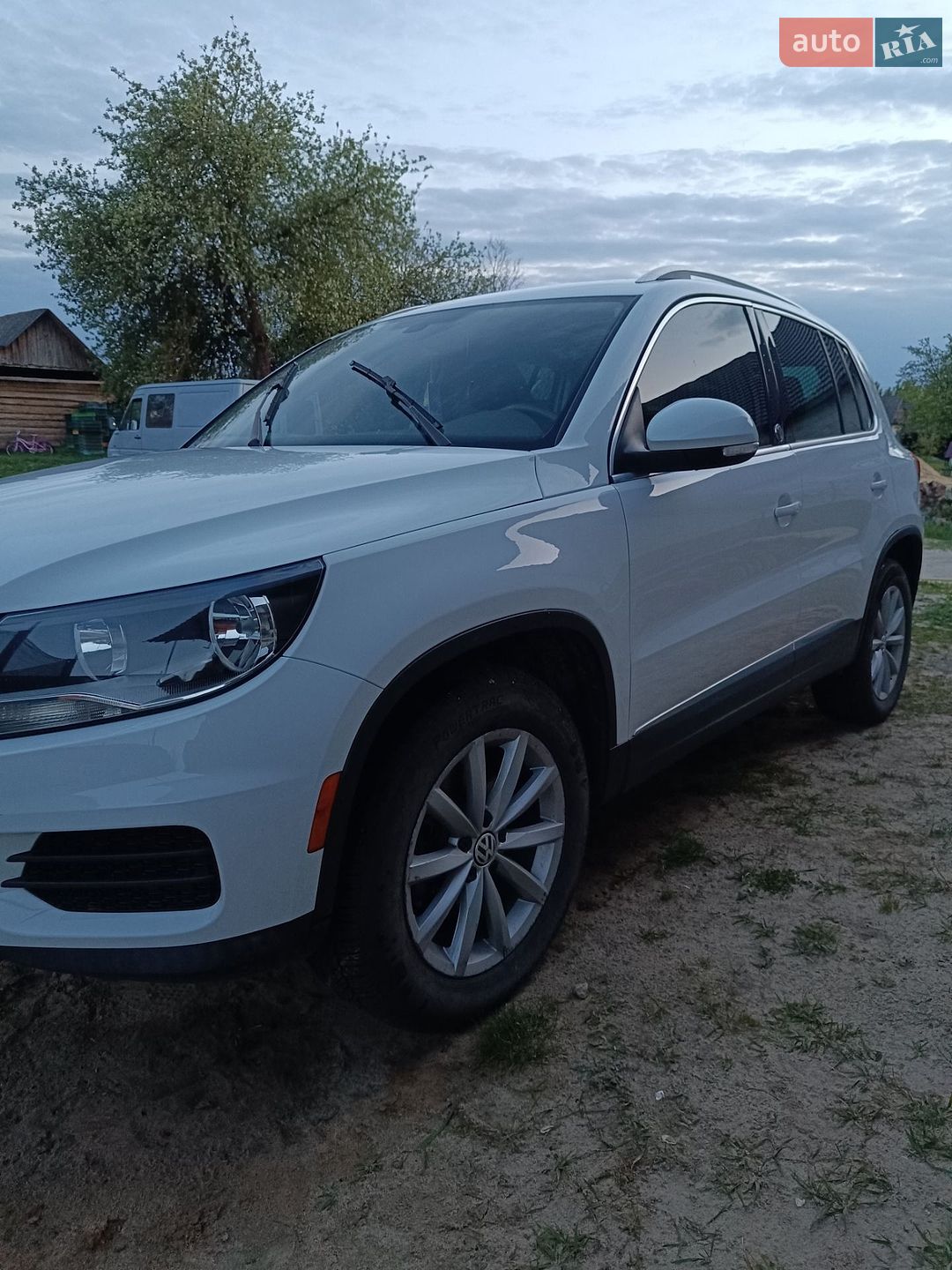Volkswagen Tiguan 2017 VIN WVGRV7AX6HK019418 фото оголошення 2 з 14