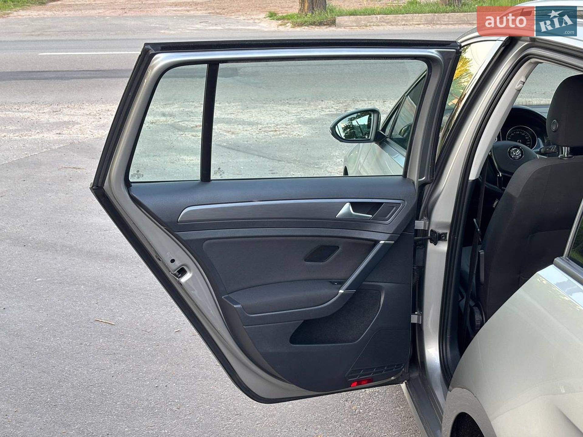 Volkswagen Golf 2019 VIN WVWZZZAUZKP563389 фото оголошення 19 з 33