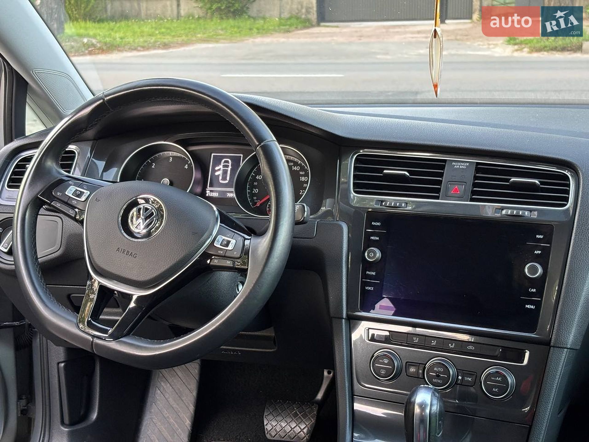 Volkswagen Golf 2019 VIN WVWZZZAUZKP563389 фото оголошення 12 з 33
