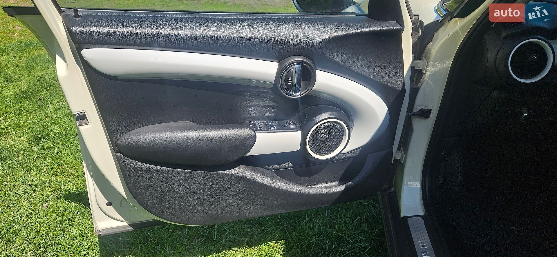 Mini Cooper 2017 VIN WMWXU3C39H2F49027 фото оголошення 9 з 28