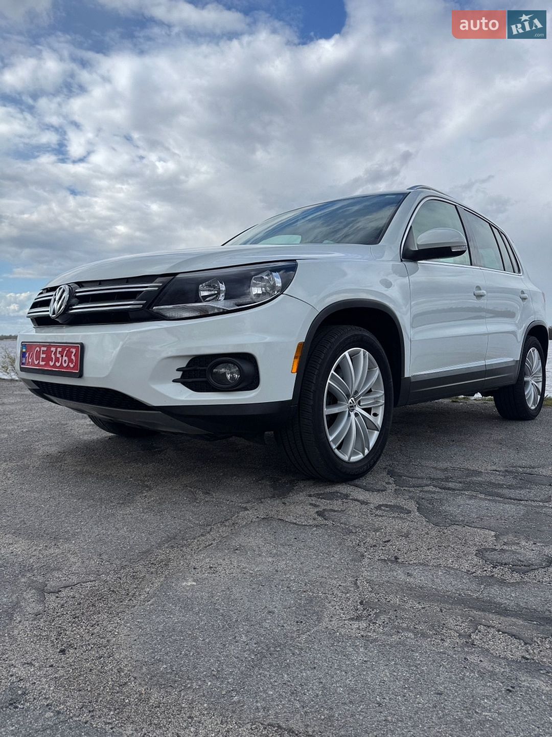Volkswagen Tiguan 2015 VIN WVGAV7AX8FW567004 фото оголошення 2 з 17