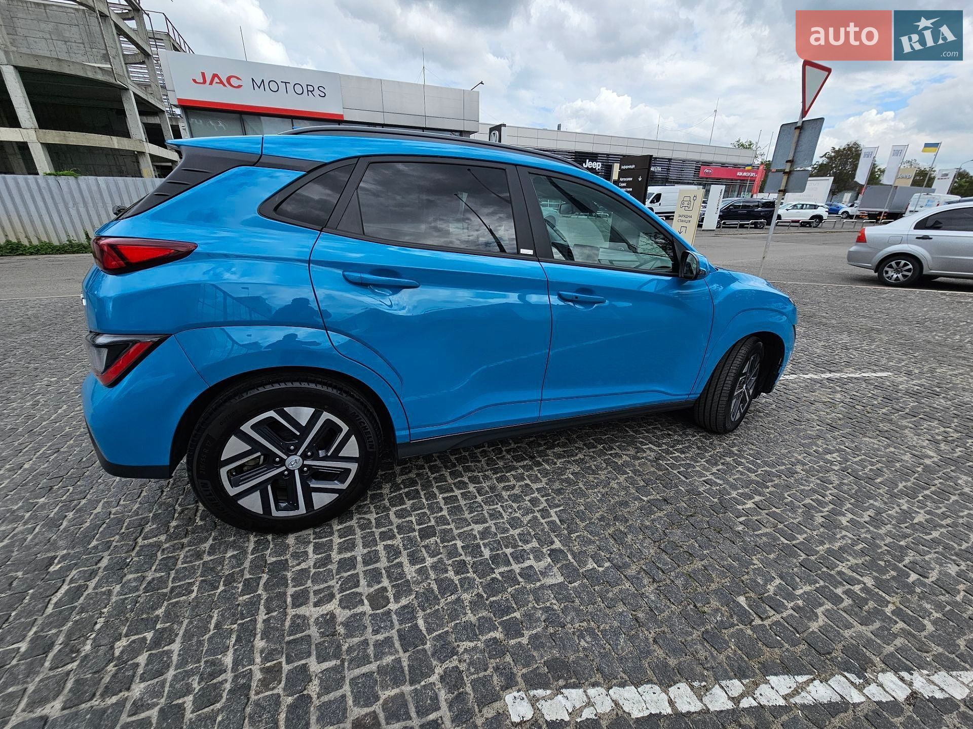 Hyundai Kona Electric 2021 VIN TMAK381HFMJ032604 фото оголошення 2 з 25