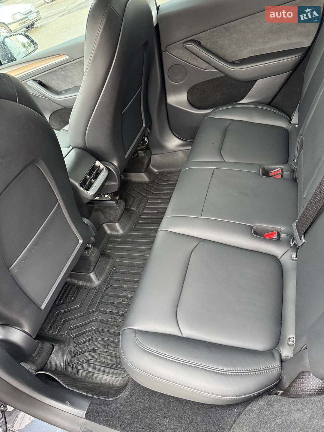 Tesla Model Y 2025 VIN 7SAYGDED3SA377735 фото оголошення 13 з 16