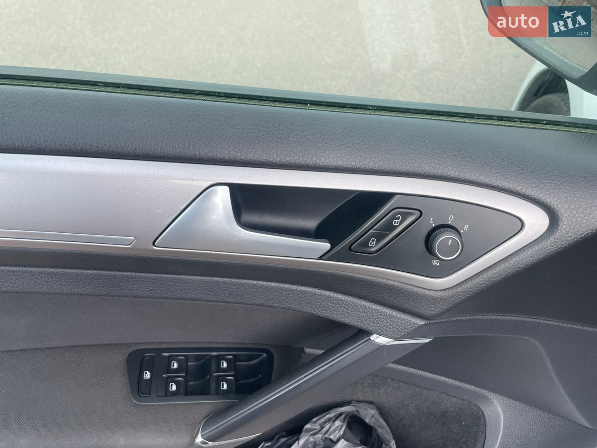 Volkswagen e-Golf 2015 VIN WVWZZZAUZFW908801 фото оголошення 29 з 40