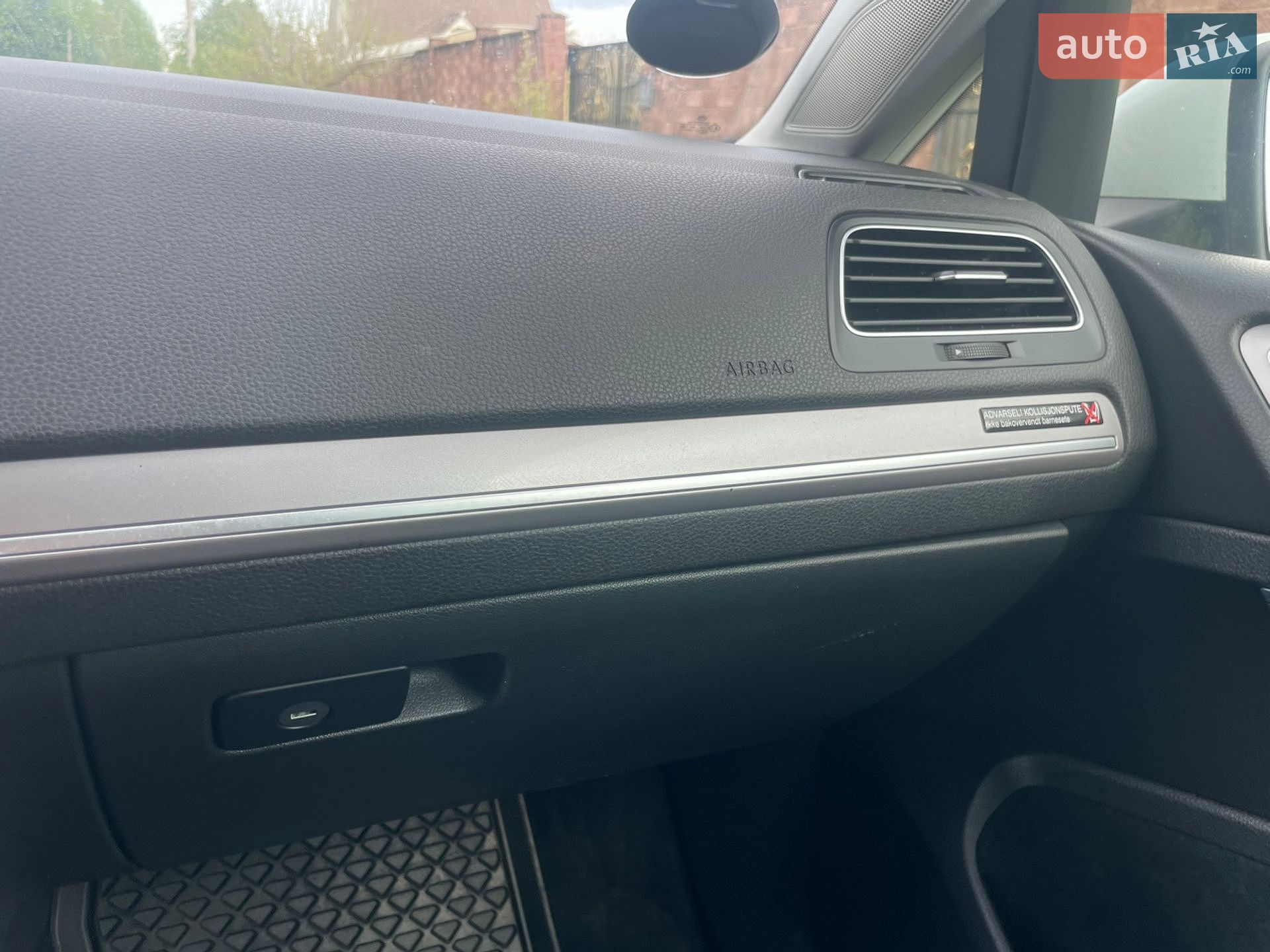 Volkswagen e-Golf 2015 VIN WVWZZZAUZFW908801 фото оголошення 36 з 40