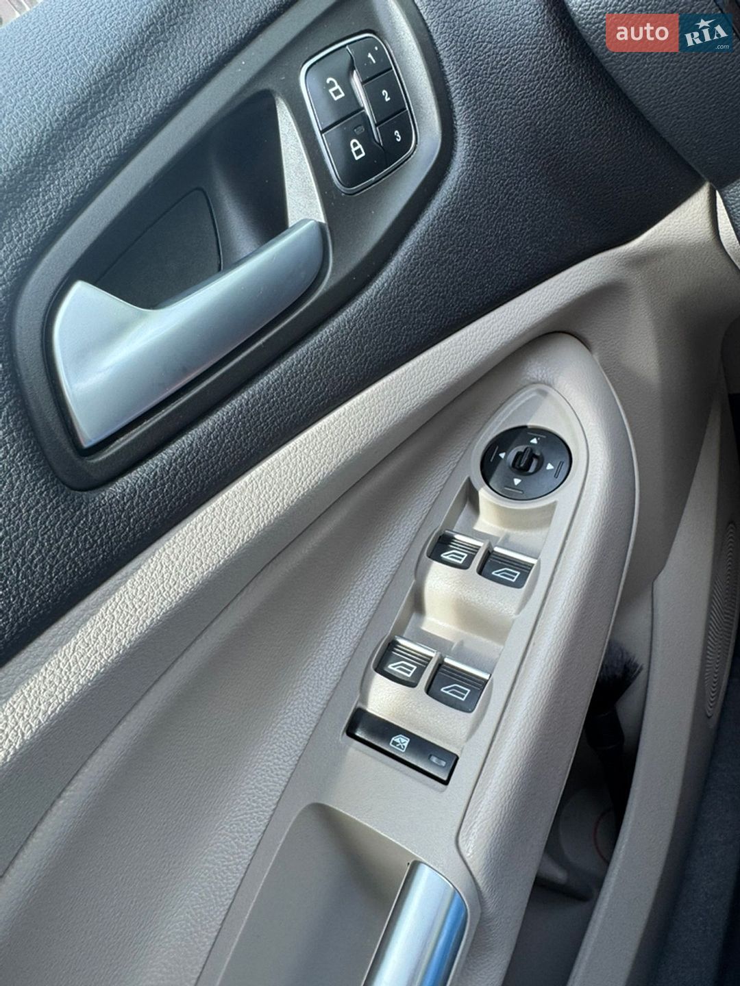 Ford Escape 2019 VIN 1FMCU0J93KUC21744 фото оголошення 6 з 18