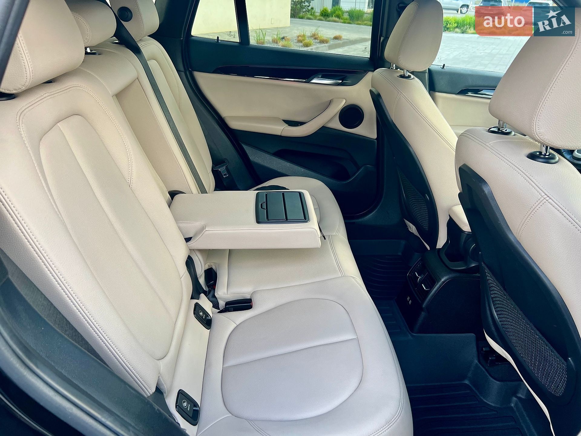 BMW X1 2018 VIN WBXHT3C3XJ3F04000 фото оголошення 24 з 34