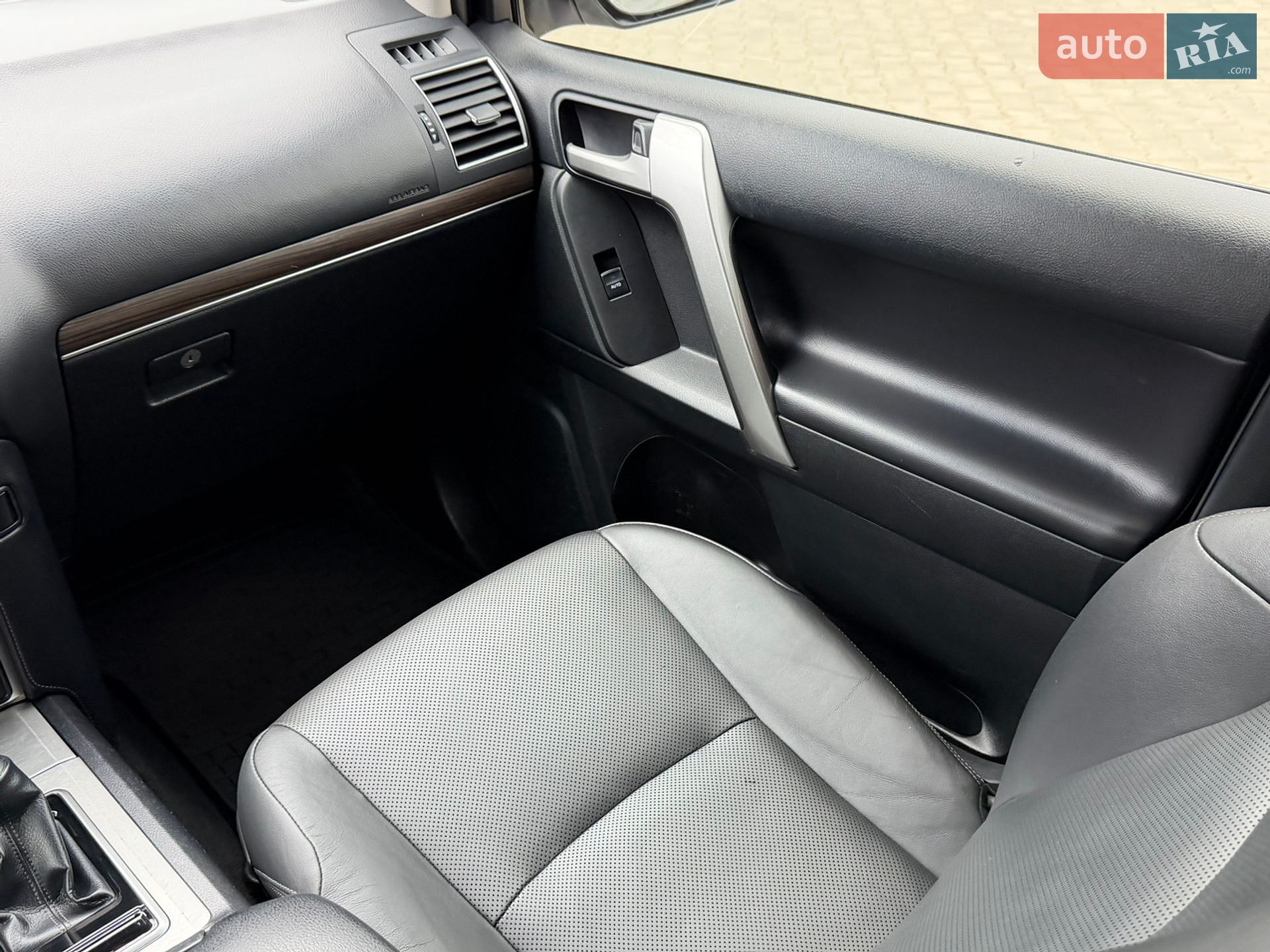 Toyota Land Cruiser Prado 2018 VIN JTEBR3FJ30K096304 фото оголошення 21 з 37