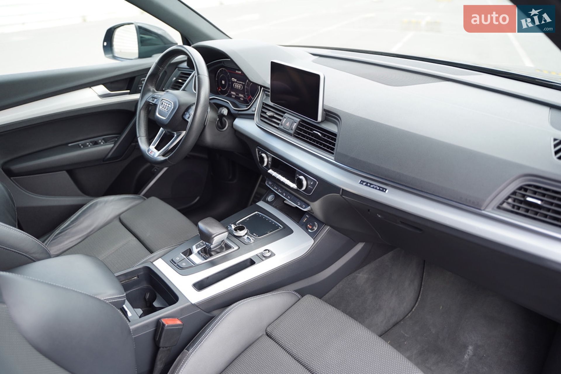 Audi Q5 2018 VIN WAUZZZFY4J2228830 фото оголошення 10 з 171