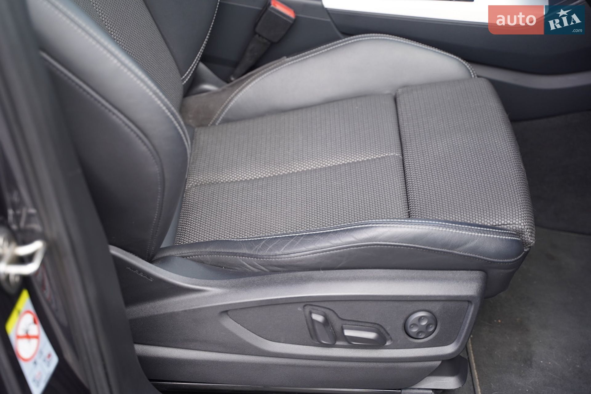 Audi Q5 2018 VIN WAUZZZFY4J2228830 фото оголошення 26 з 171