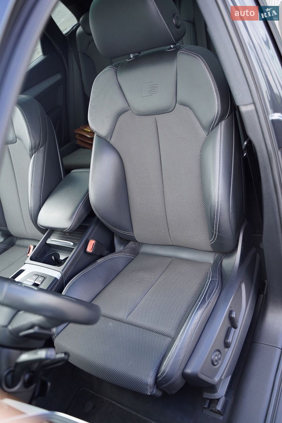 Audi Q5 2018 VIN WAUZZZFY4J2228830 фото оголошення 33 з 171