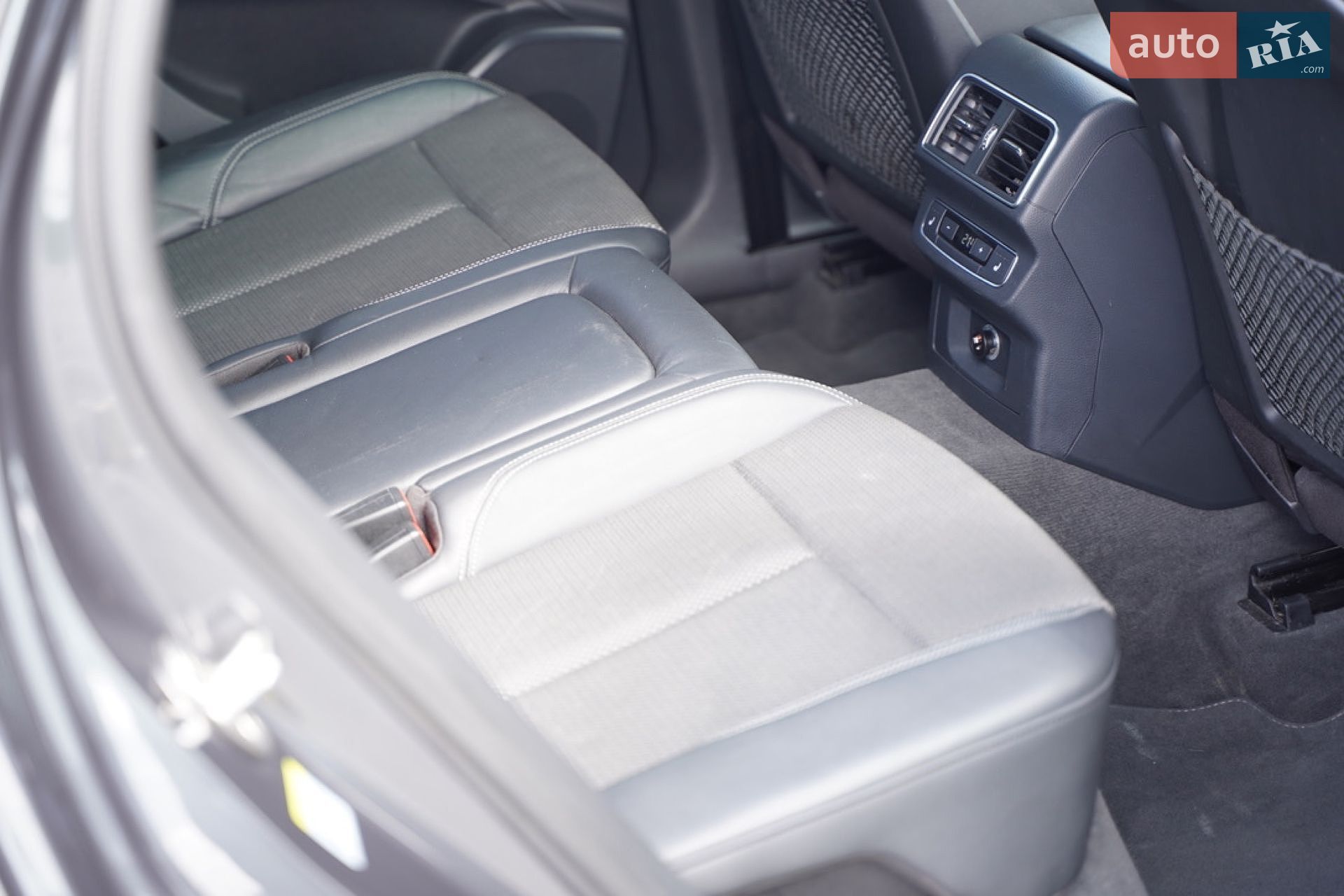 Audi Q5 2018 VIN WAUZZZFY4J2228830 фото оголошення 55 з 171