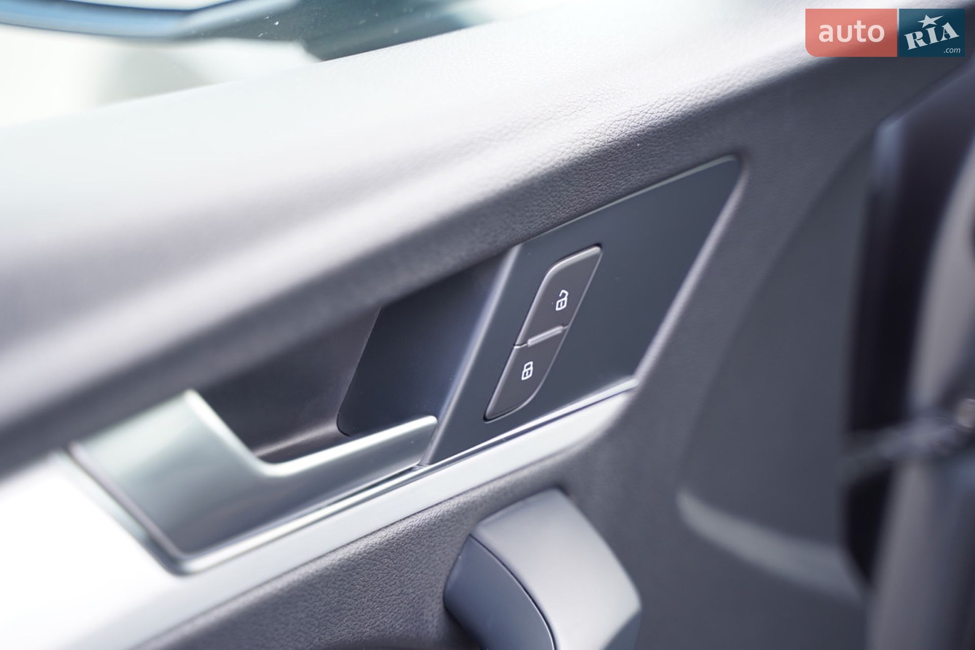 Audi Q5 2018 VIN WAUZZZFY4J2228830 фото оголошення 84 з 171