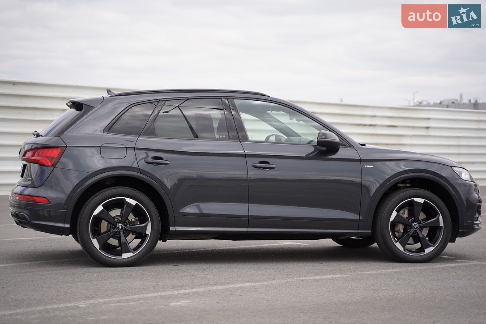 Audi Q5 2018 VIN WAUZZZFY4J2228830 фото оголошення 93 з 171