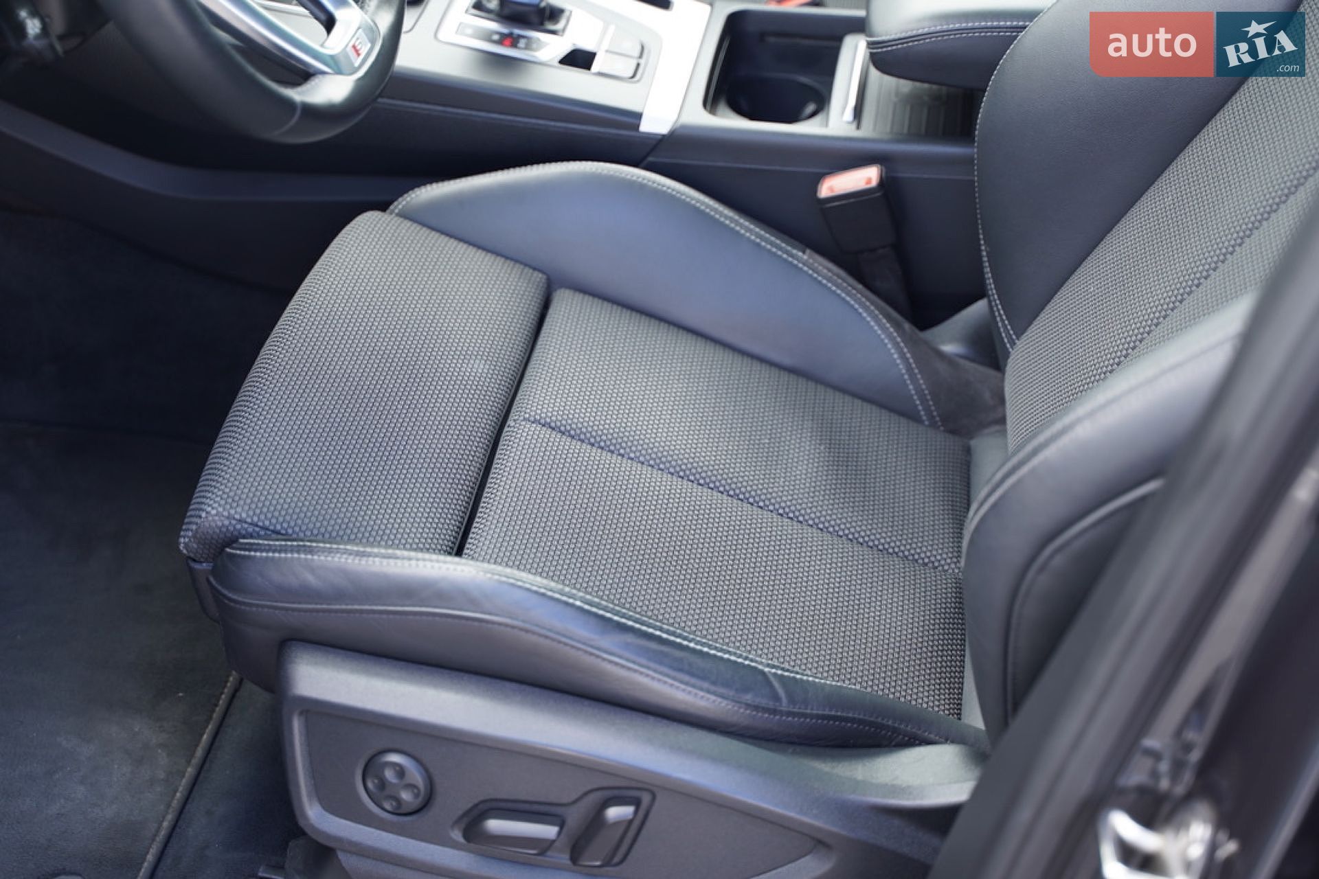 Audi Q5 2018 VIN WAUZZZFY4J2228830 фото оголошення 102 з 171