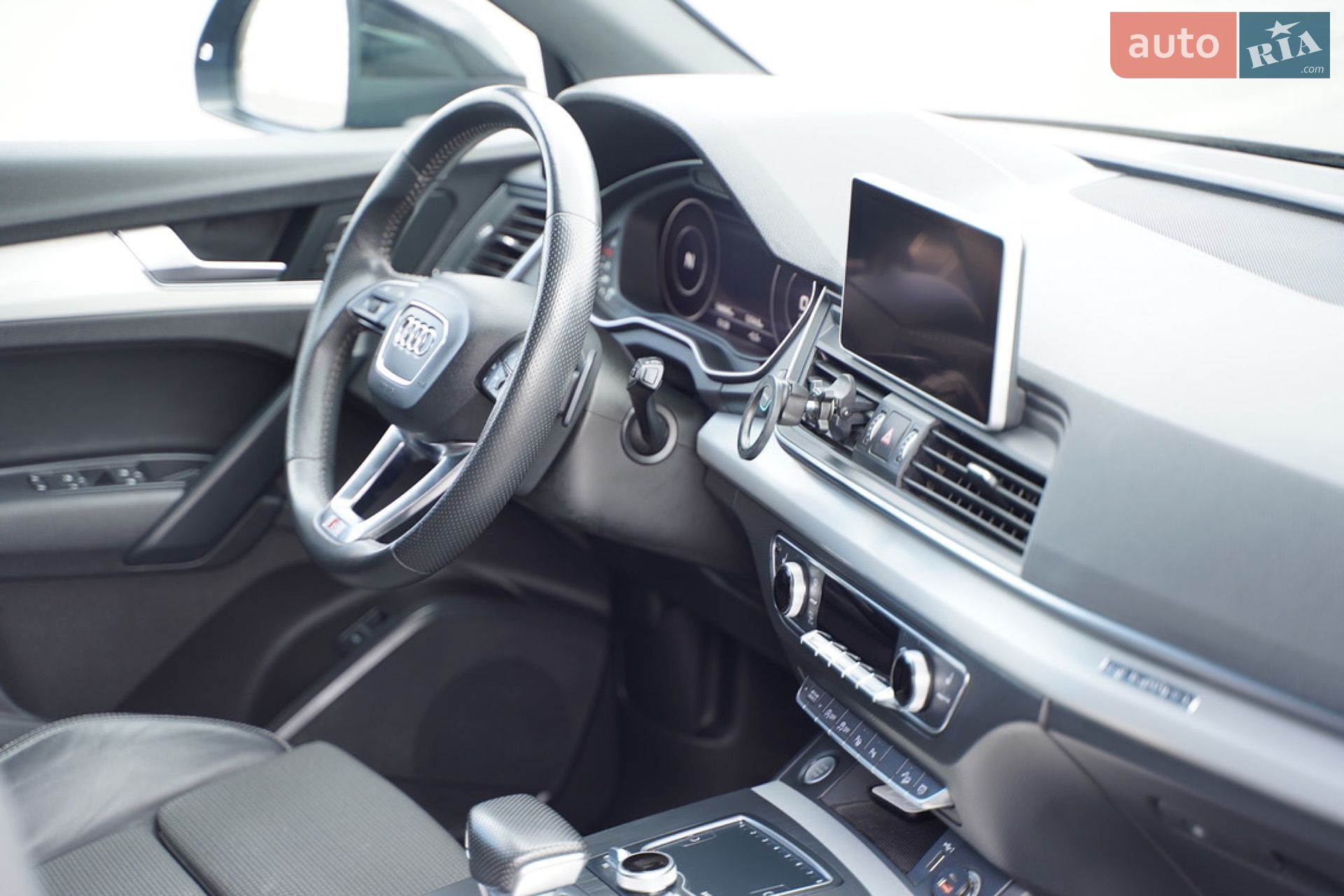 Audi Q5 2018 VIN WAUZZZFY4J2228830 фото оголошення 123 з 171