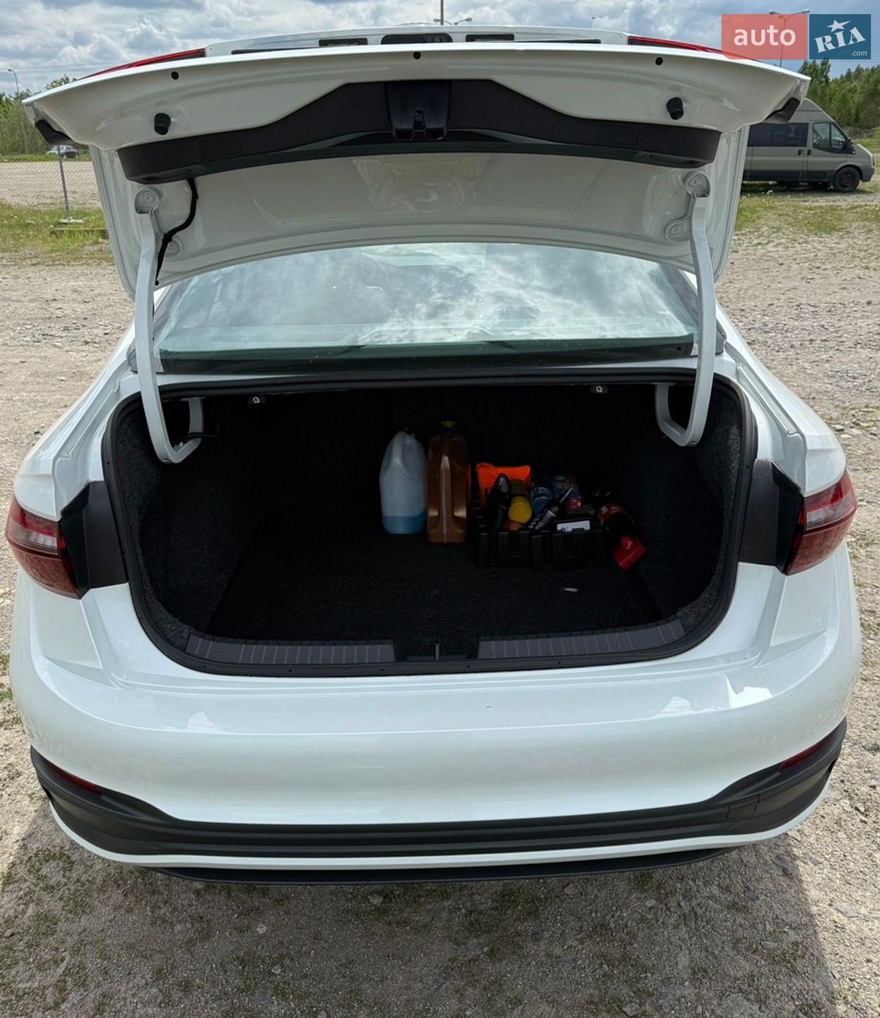 Volkswagen Jetta 2024 VIN 3VWEM7BU7RM068192 фото оголошення 2 з 12