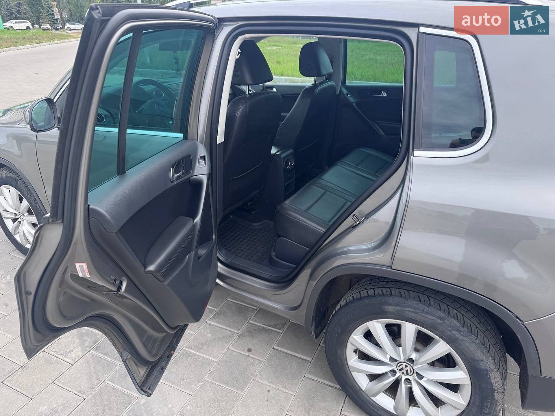 Volkswagen Tiguan 2011 VIN WVGAV7AX6BW537137 фото оголошення 9 з 31