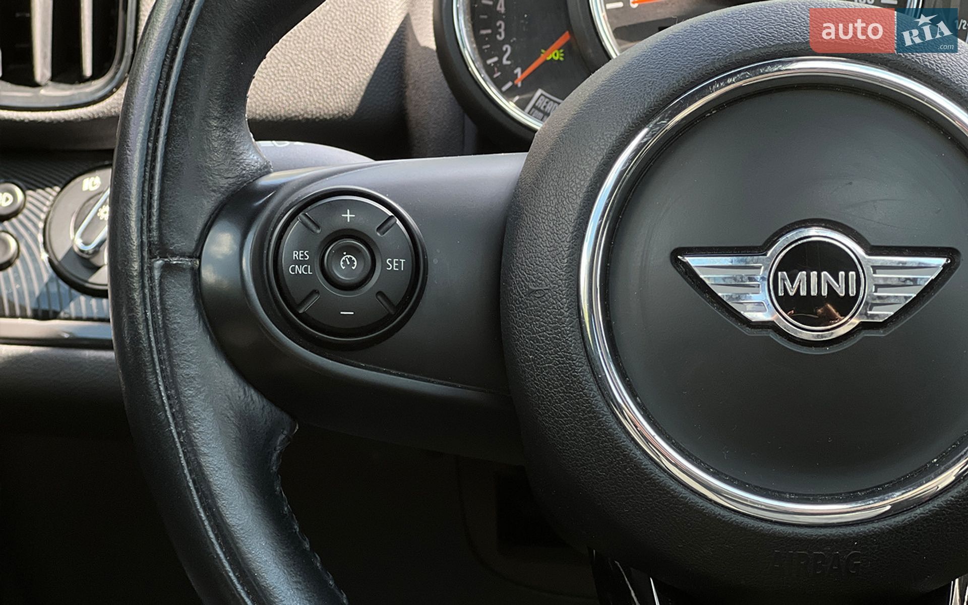 MINI Countryman 2018 VIN WMZYT5C32J3E61796 фото оголошення 12 з 27