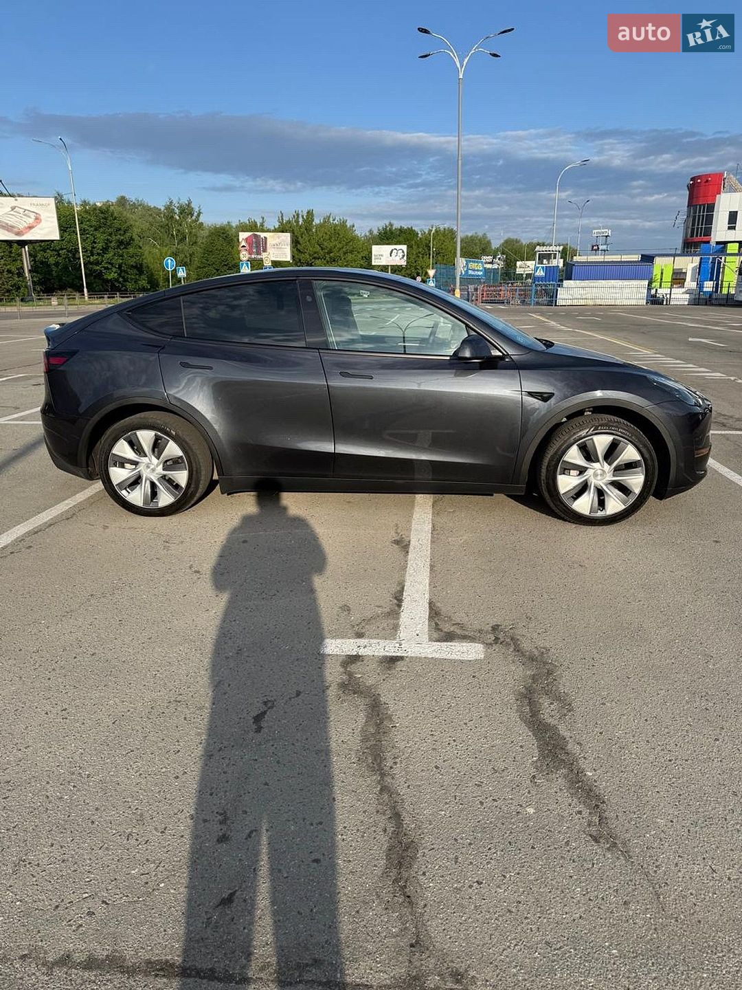 Tesla Model Y 2024 VIN 7SAYGDED1RF072568 фото оголошення 4 з 26