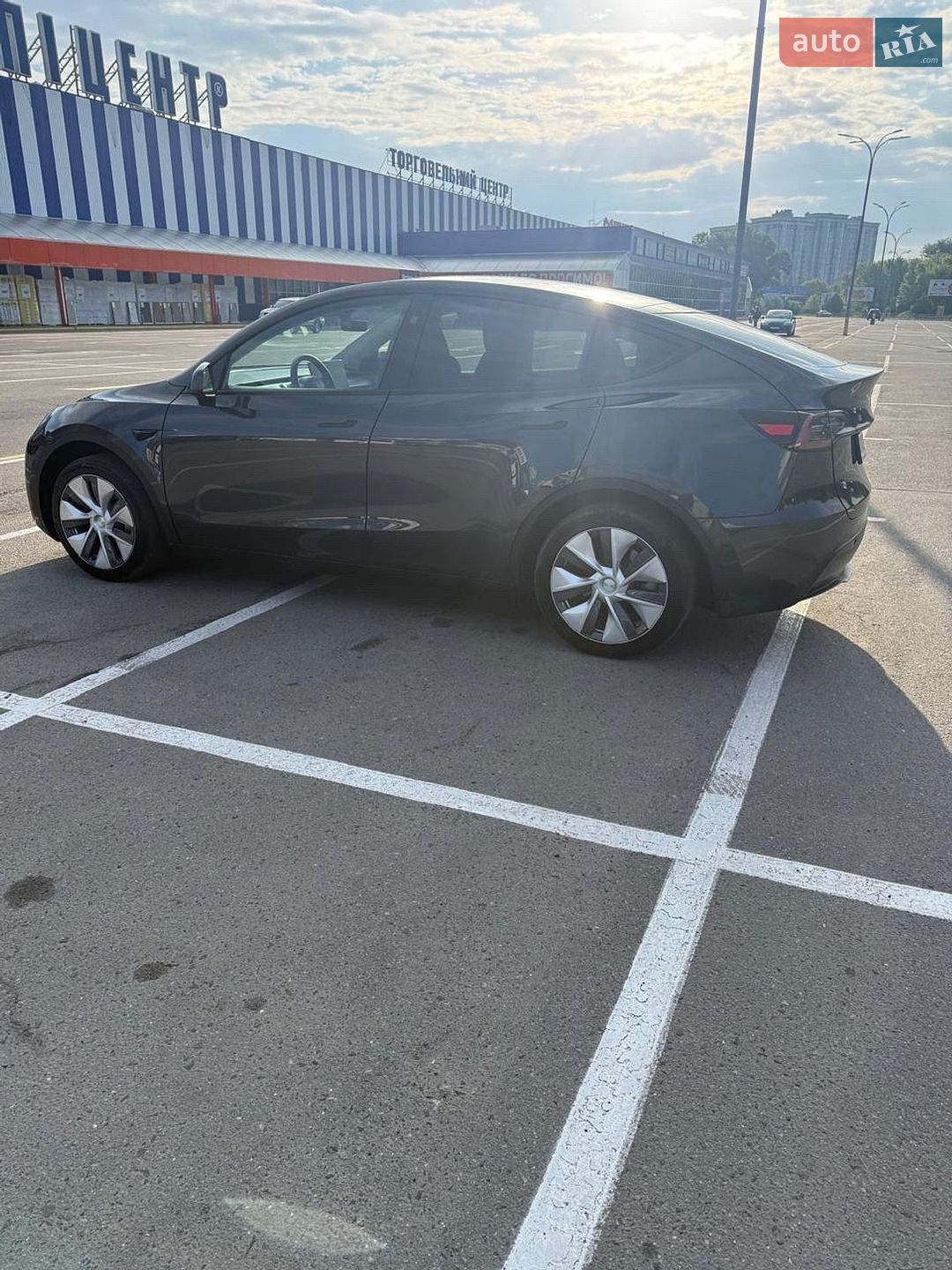 Tesla Model Y 2024 VIN 7SAYGDED1RF072568 фото оголошення 13 з 26