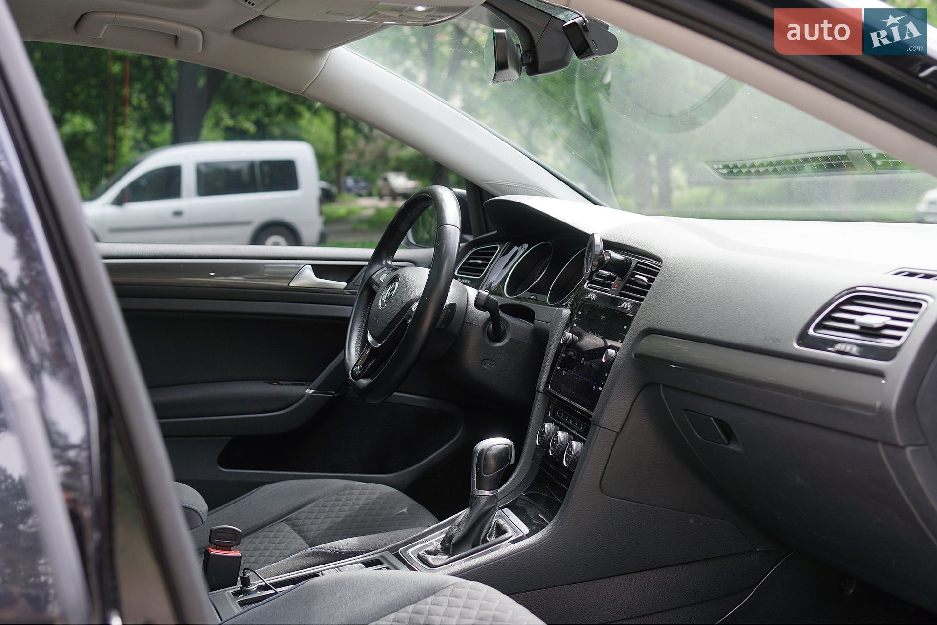 Volkswagen Golf 2018 VIN WVWZZZAUZJP607228 фото оголошення 17 з 31