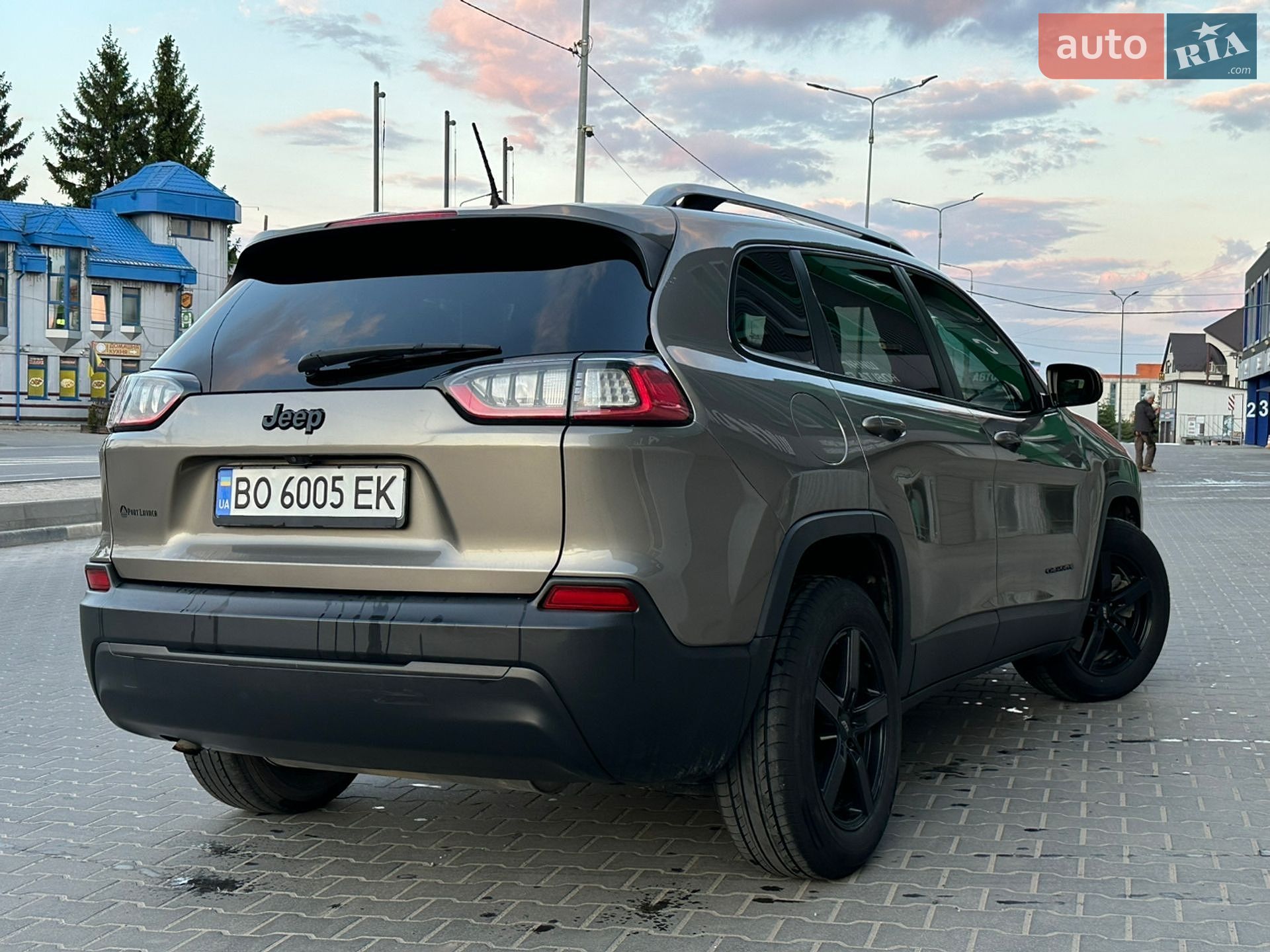 Jeep Cherokee 2019 VIN 1C4PJLCB5KD485371 фото оголошення 3 з 9