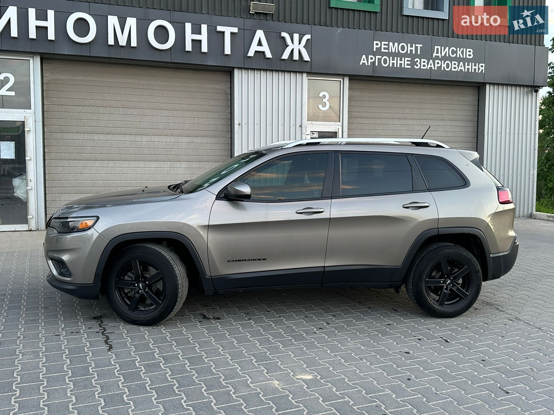 Jeep Cherokee 2019 VIN 1C4PJLCB5KD485371 фото оголошення 4 з 9
