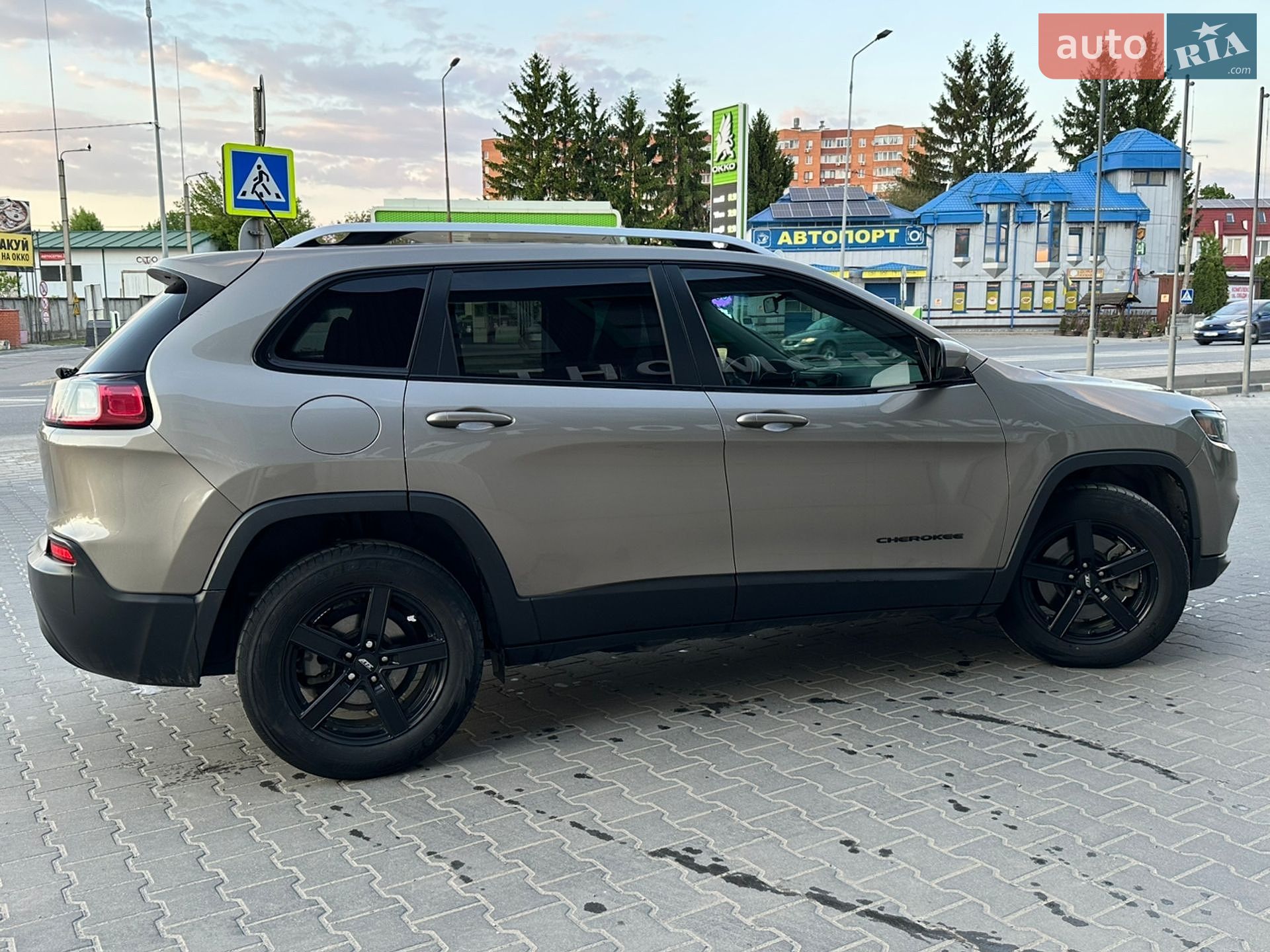 Jeep Cherokee 2019 VIN 1C4PJLCB5KD485371 фото оголошення 5 з 9