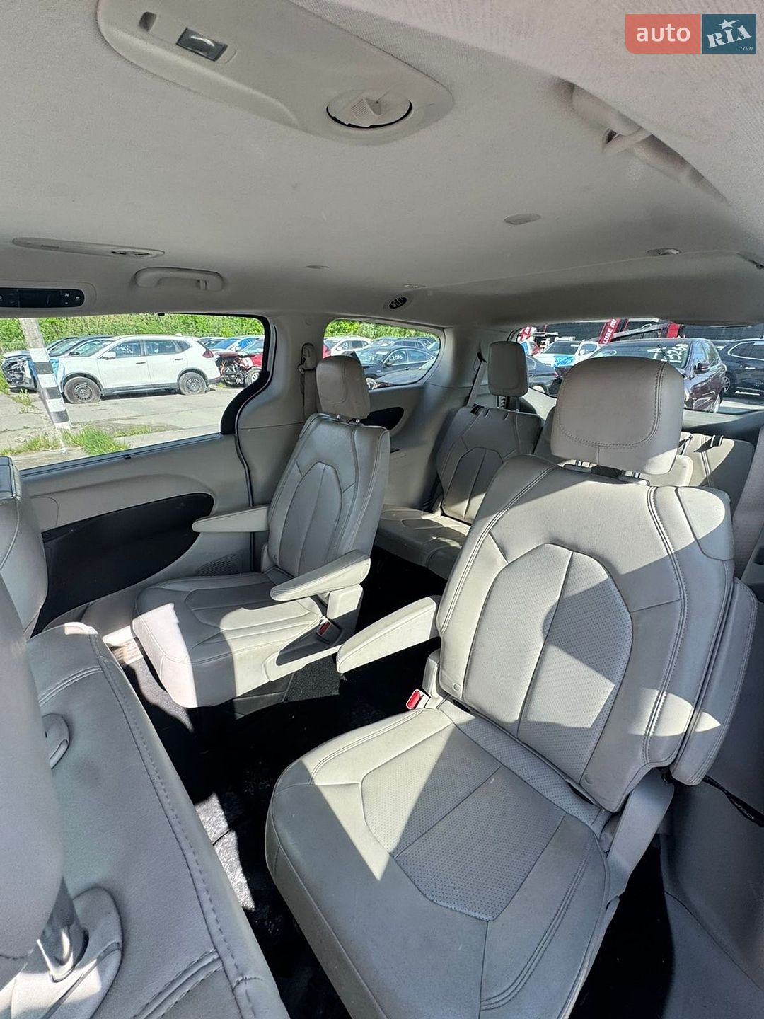 Chrysler Voyager 2020 VIN 2C4RC1DG1MR504418 фото оголошення 2 з 7