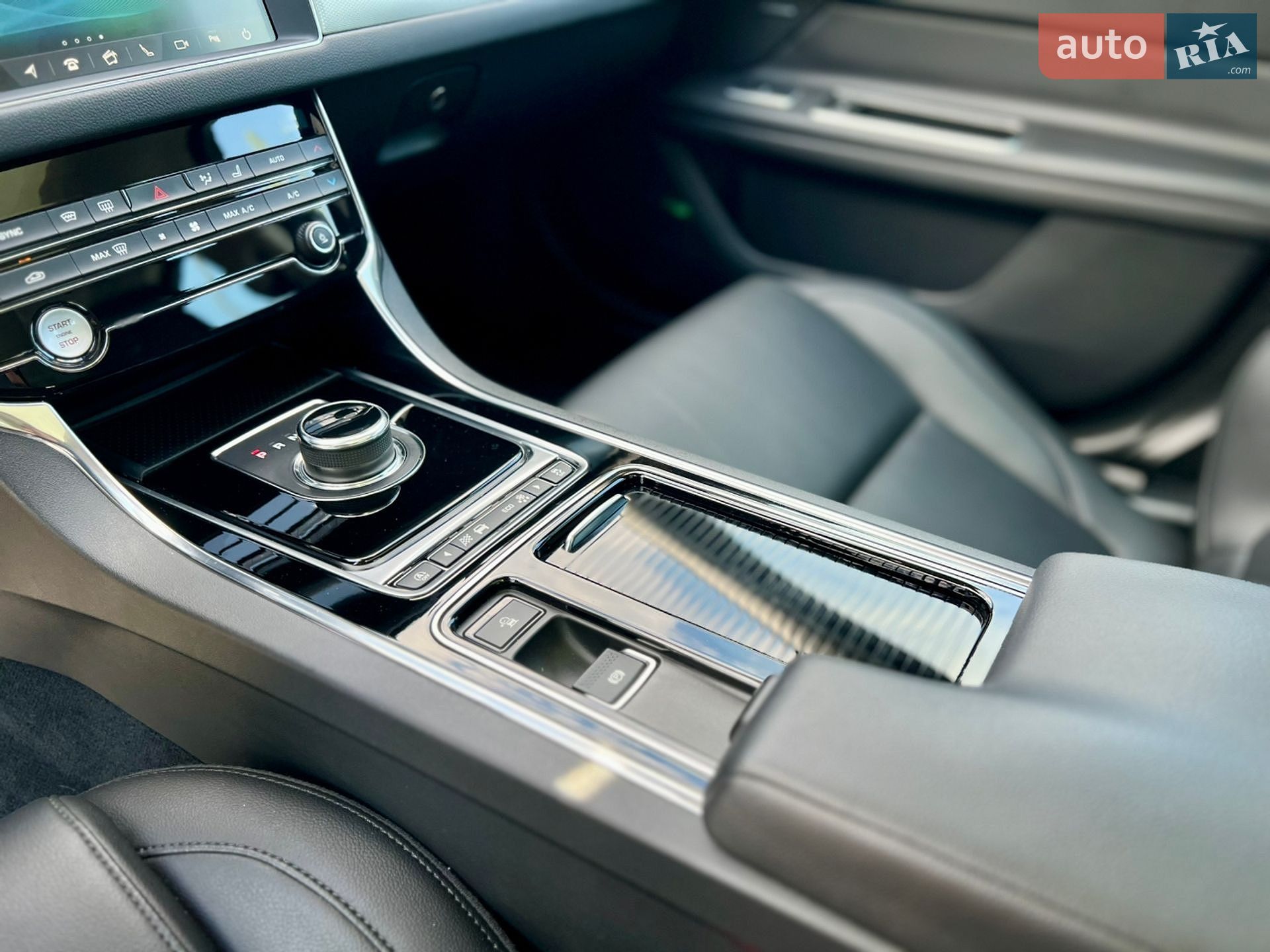 Jaguar XF 2018 VIN SAJBJ4FX5KCY78169 фото оголошення 32 з 48