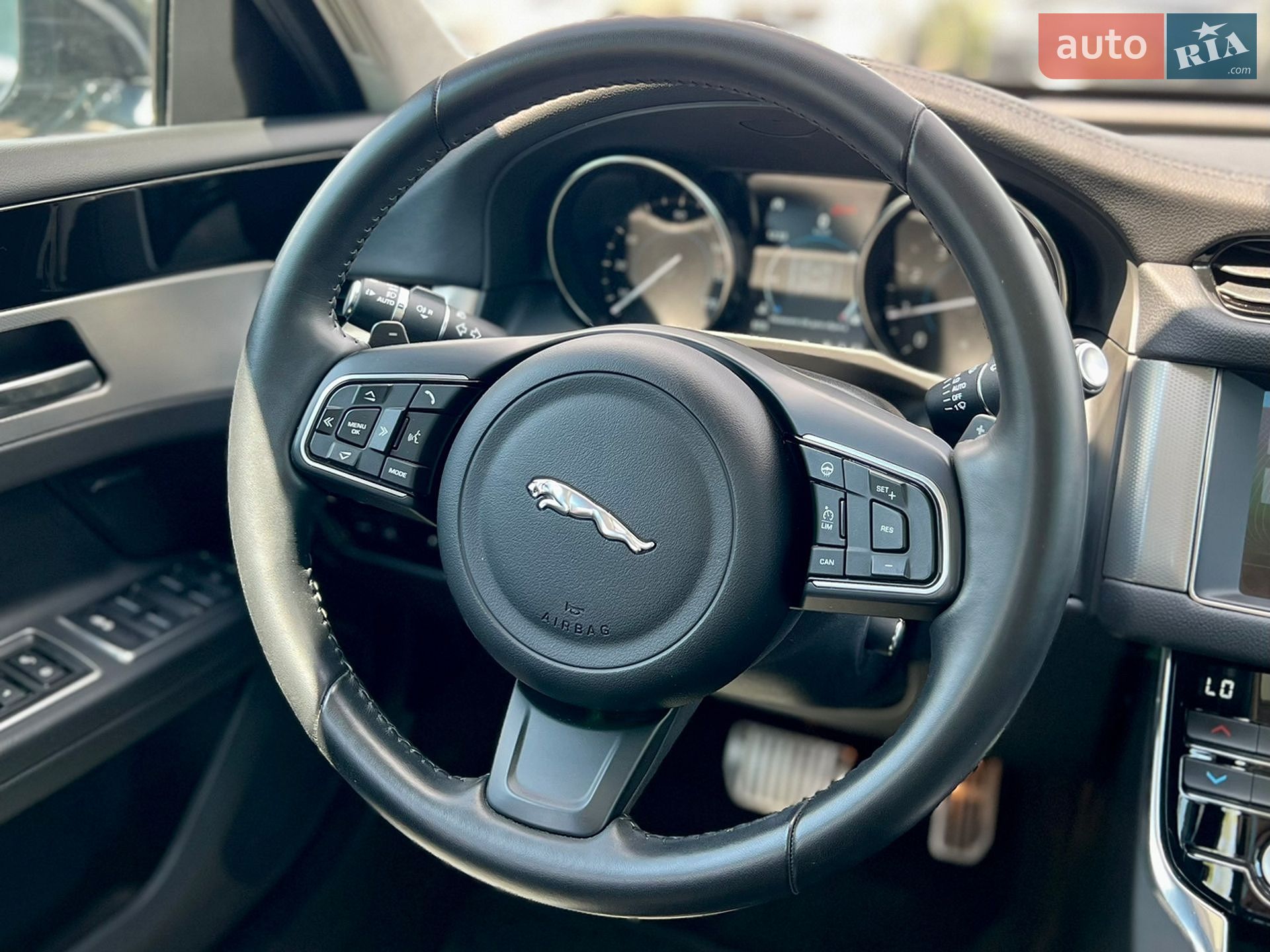 Jaguar XF 2018 VIN SAJBJ4FX5KCY78169 фото оголошення 39 з 48